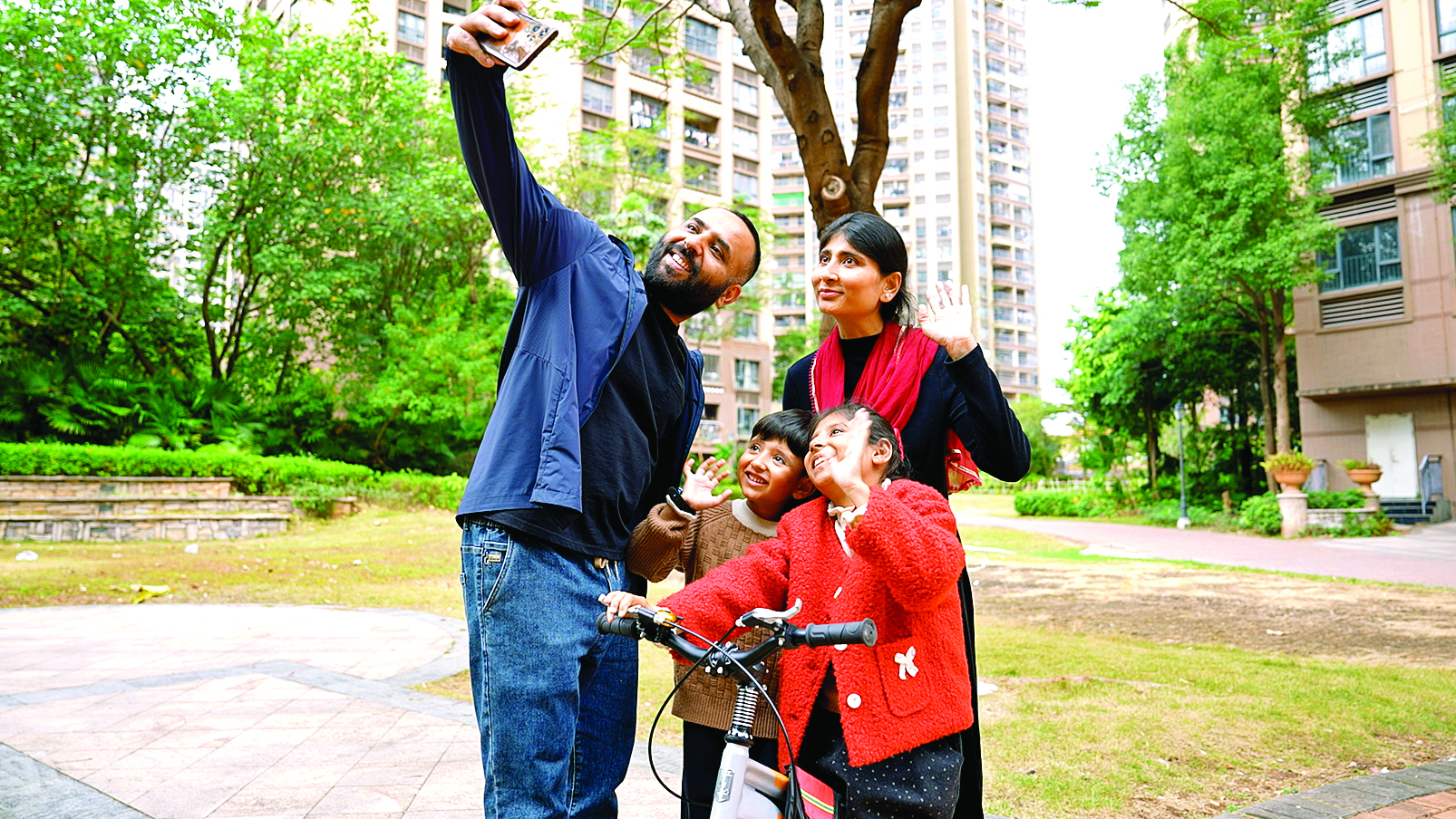     巴基斯坦工程师阿萨德（左一）带着家人扎根仲恺。