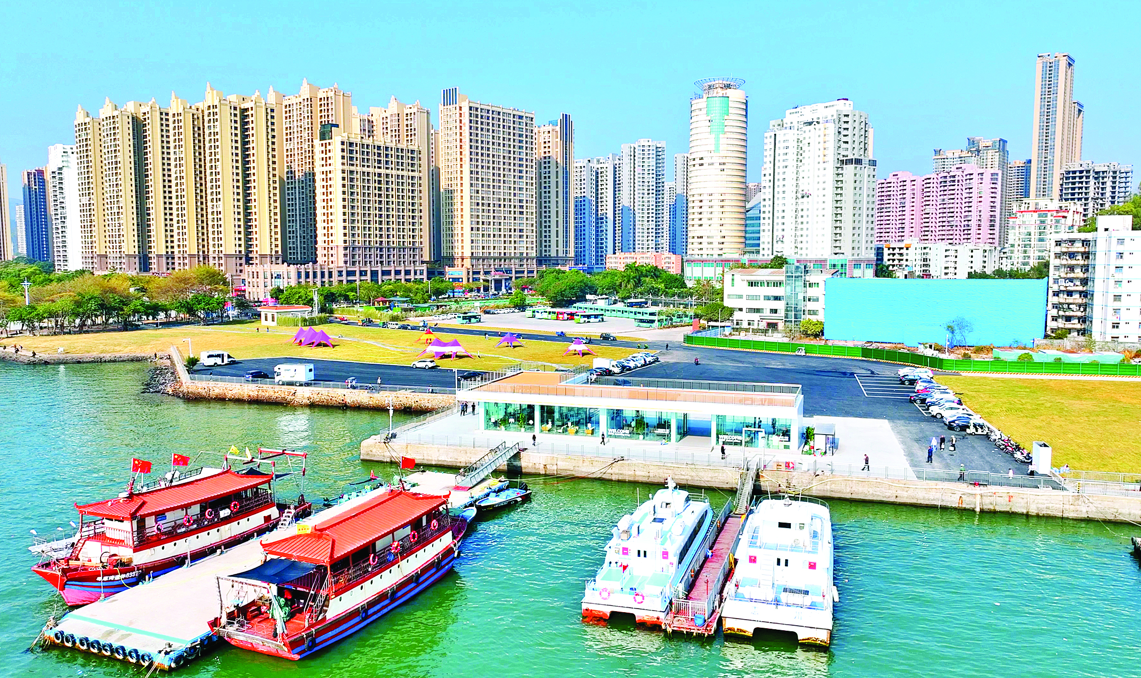     大亚湾澳头“渔家风情·山海欢歌”美丽乡村走廊上的澳头港滨海驿站。