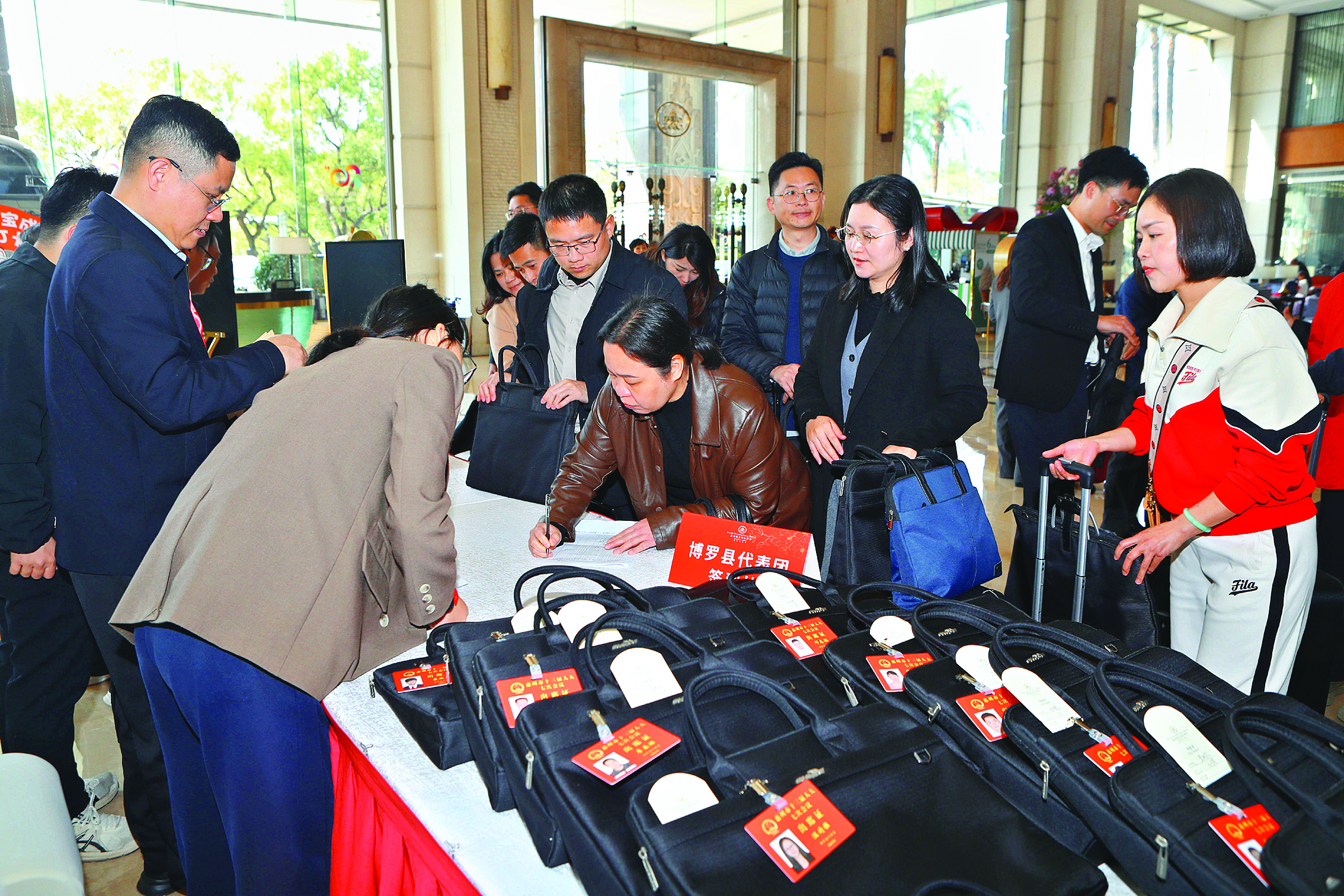     2月3日下午，参加市十三届人大七次会议的代表到驻地报到。    惠州日报记者钟畅新 摄