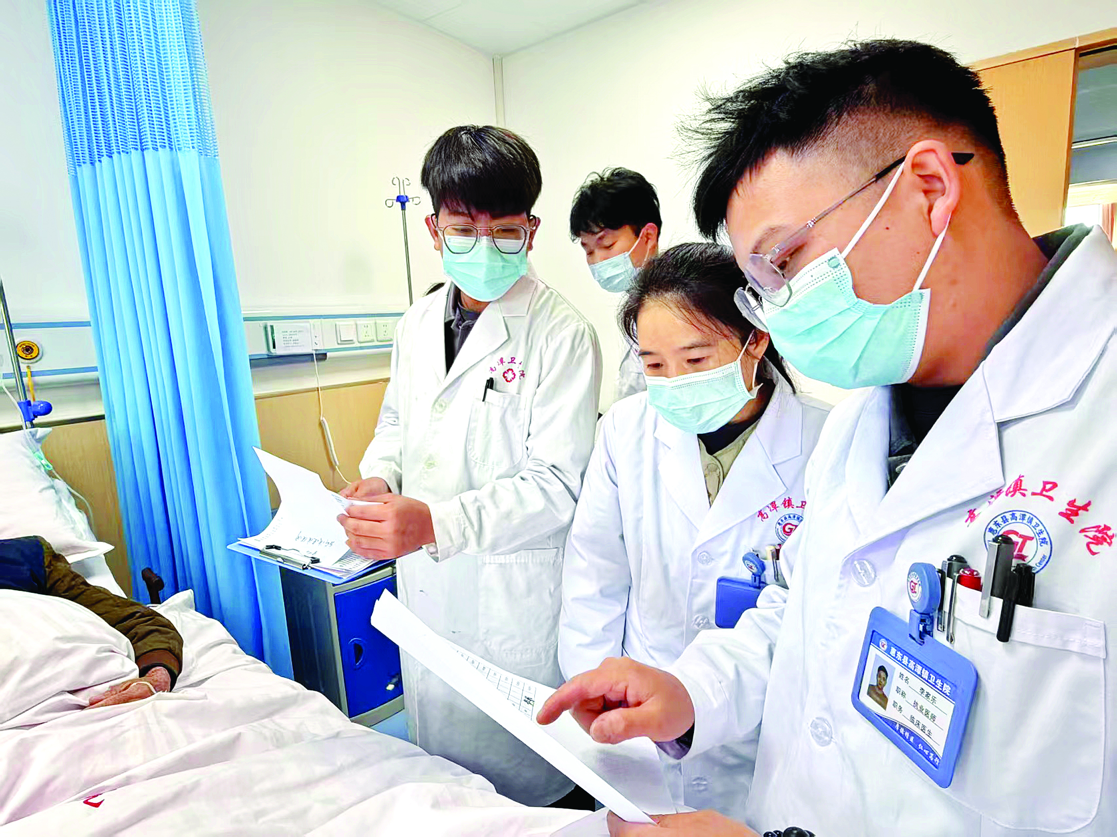     刘玲花（右二）和同事一起会诊。