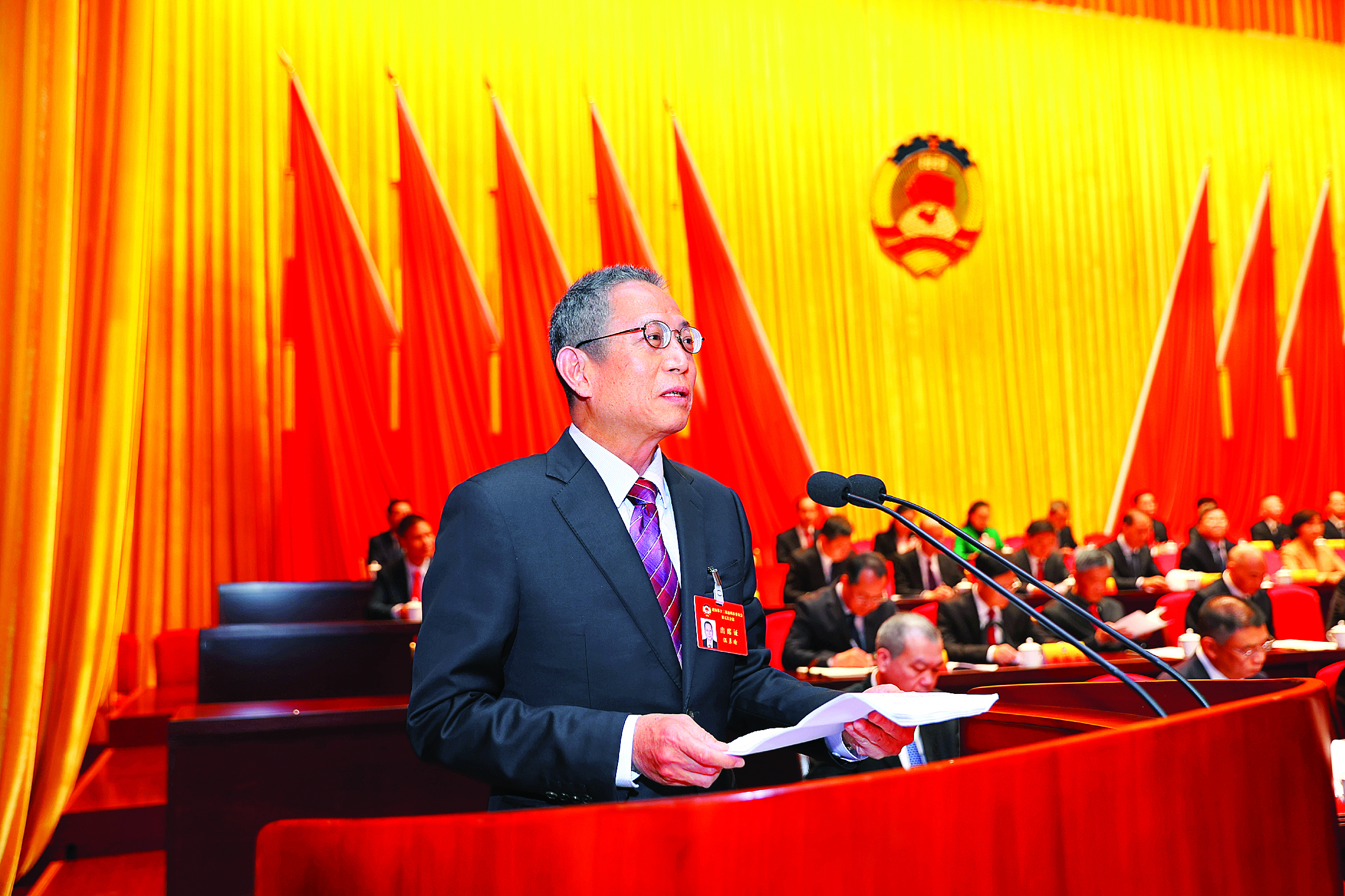     温勇瑜向大会作政协常委会工作报告。