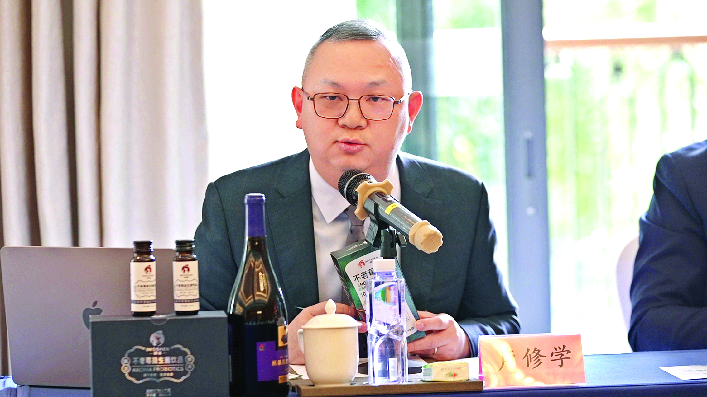     卢修学推介不老莓。