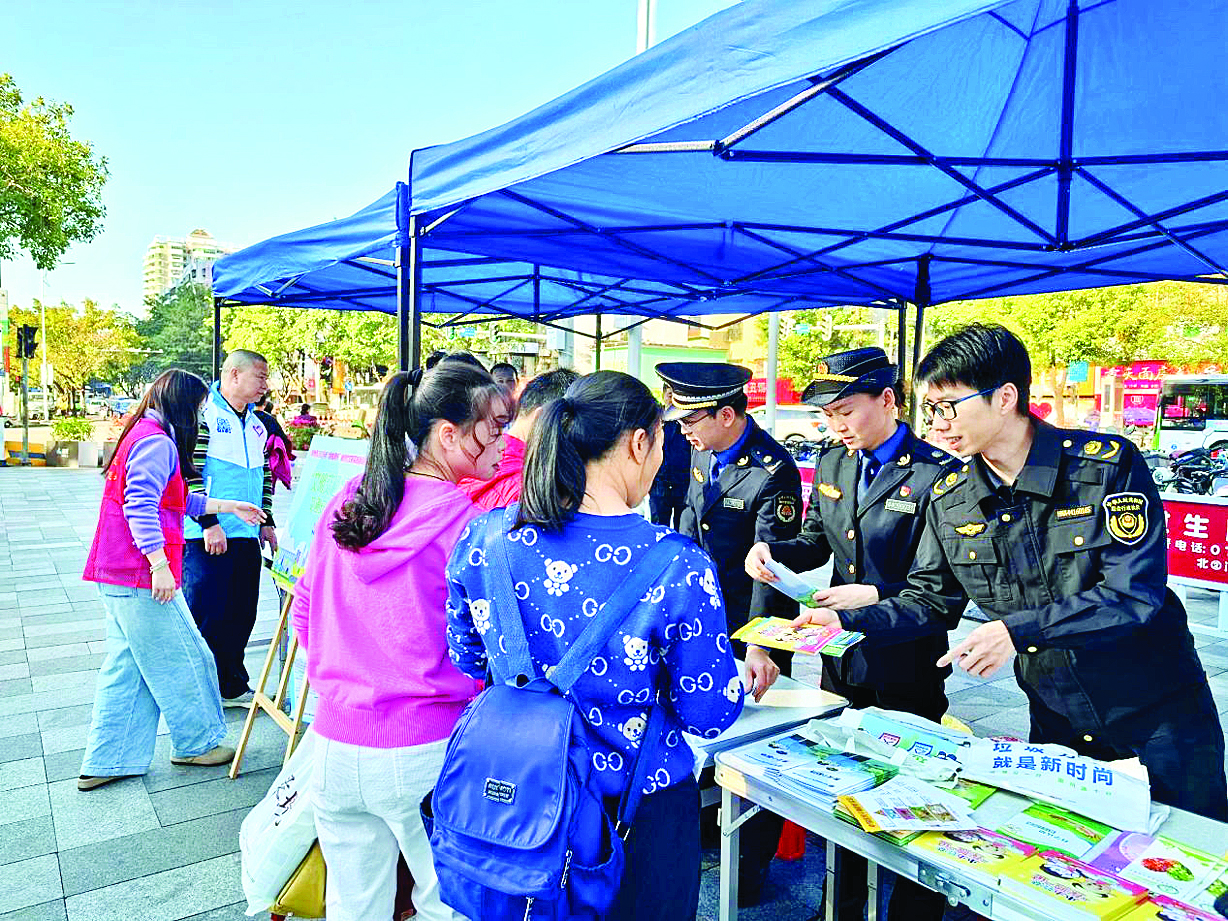     惠城城管便民服务送到群众“家门口”。    惠州日报记者彭红霞 通讯员李曦蕊 刘希 摄