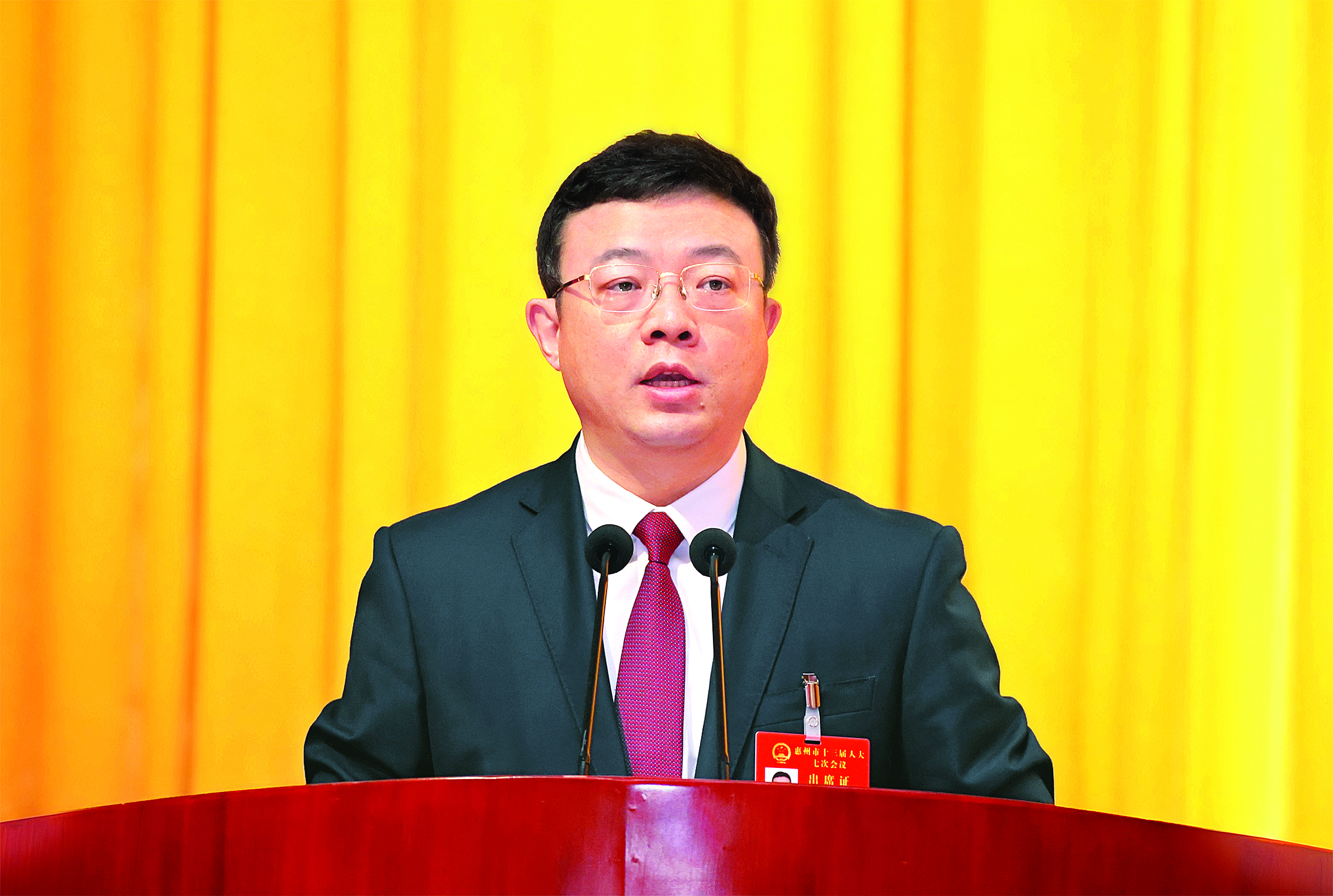     市长陈宇航作政府工作报告。