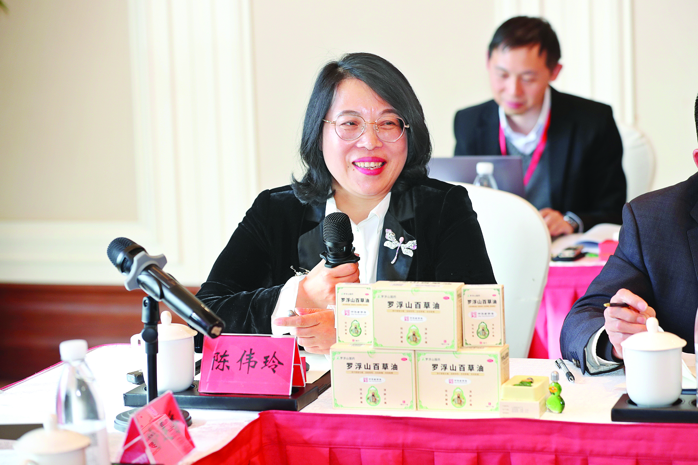     陈伟玲带货罗浮山百草油。