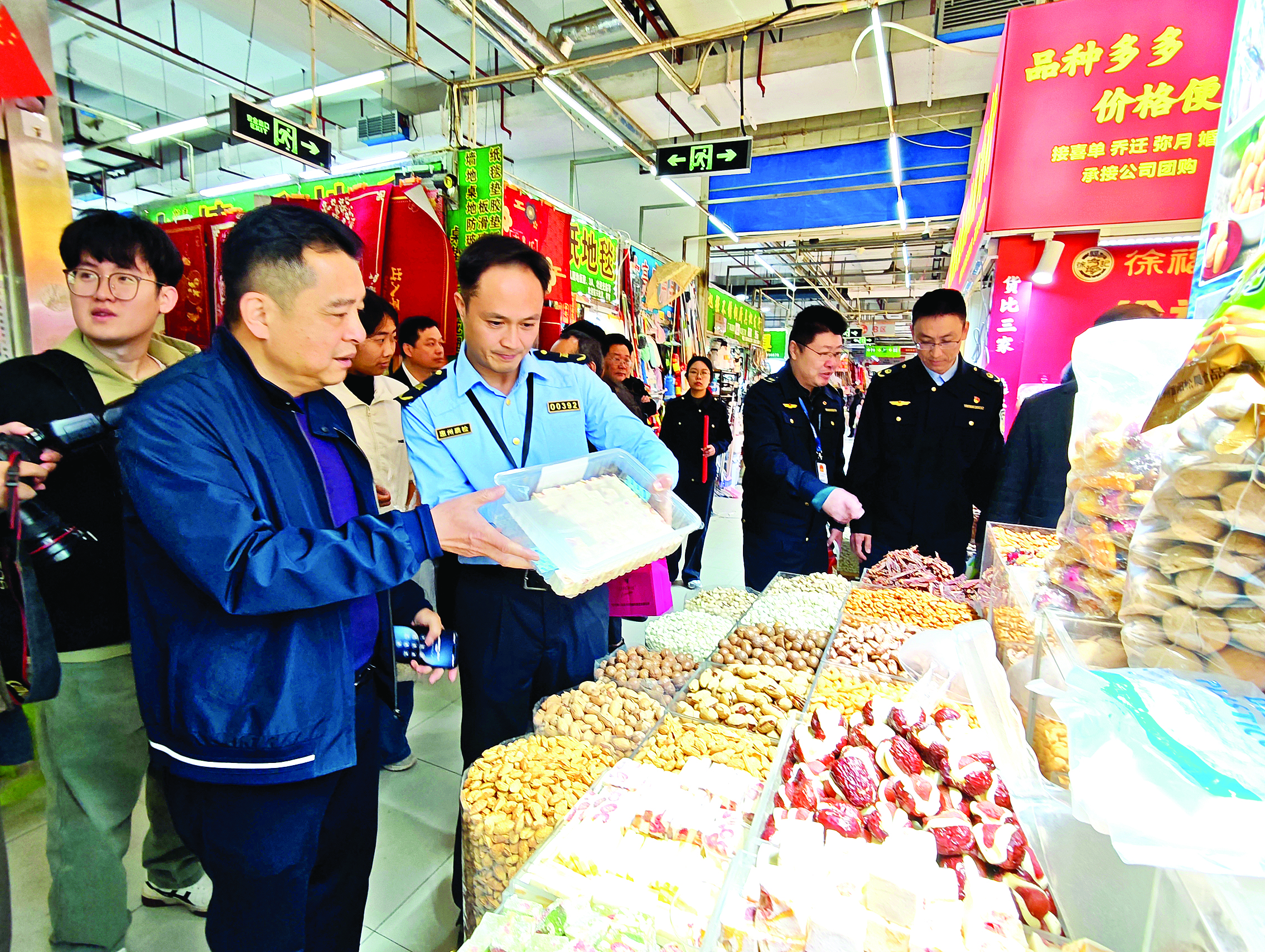     2月3日上午，惠州市市场监督管理局工作人员开展“你点我检扫年货”活动。