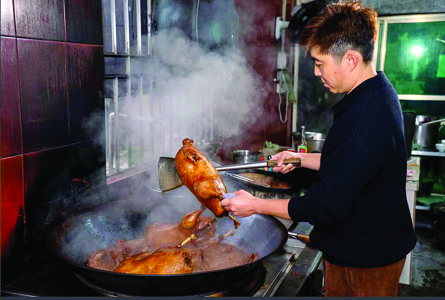     传承人雷剑灵在制作卤鹅。