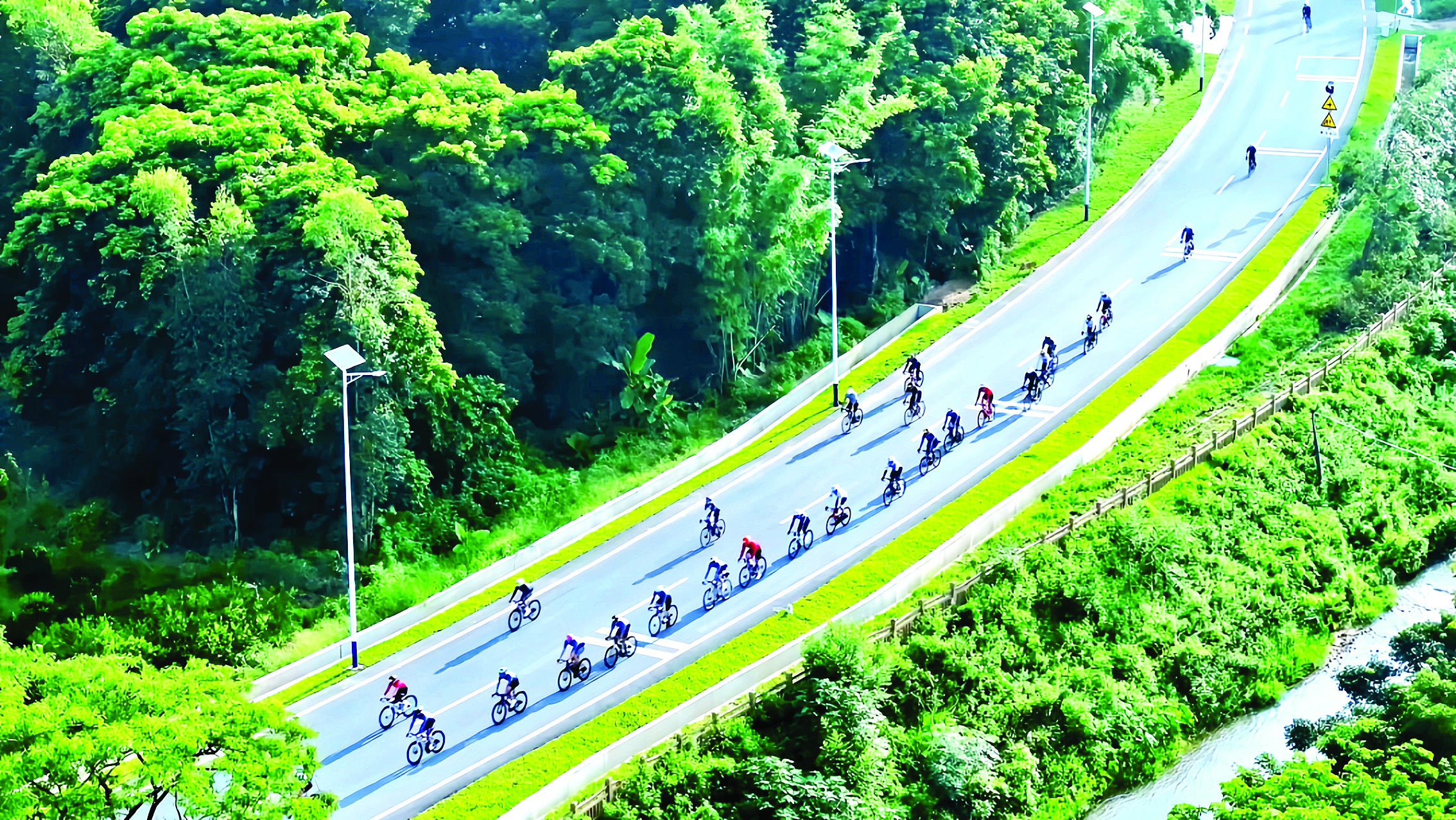     骑行爱好者“打卡”218最美旅游公路。本版图片 惠州东江图片社提供