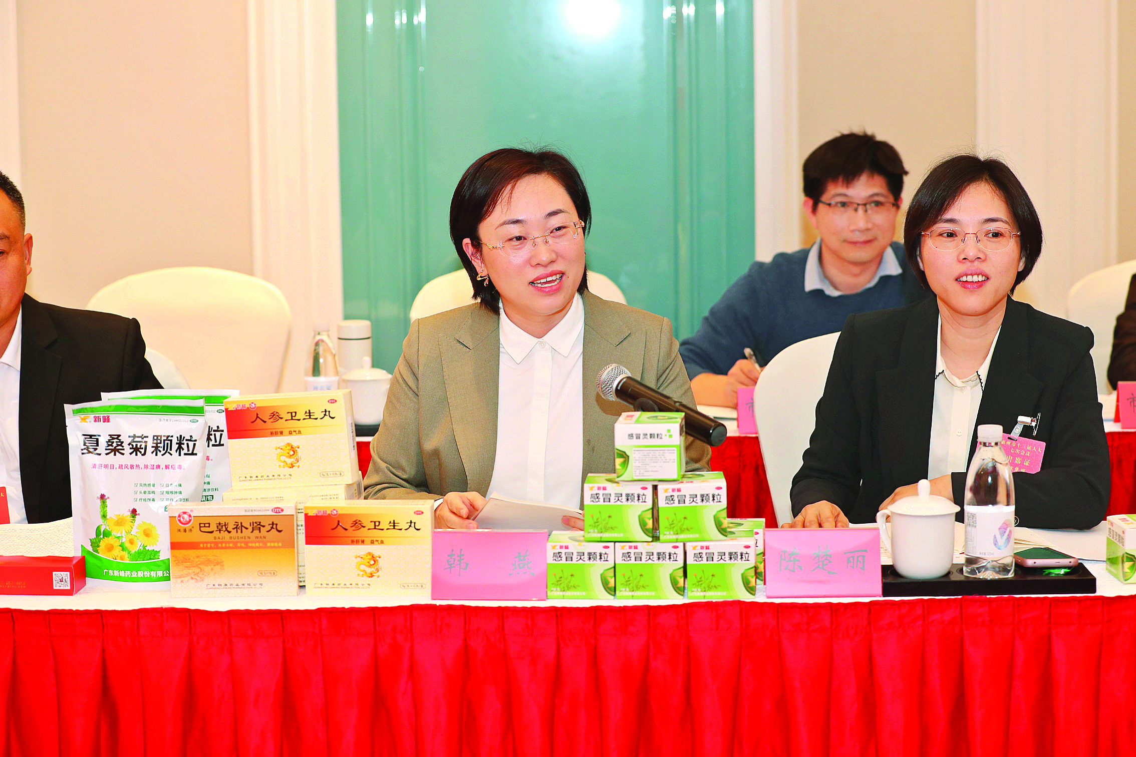     韩燕带货新峰药业产品。