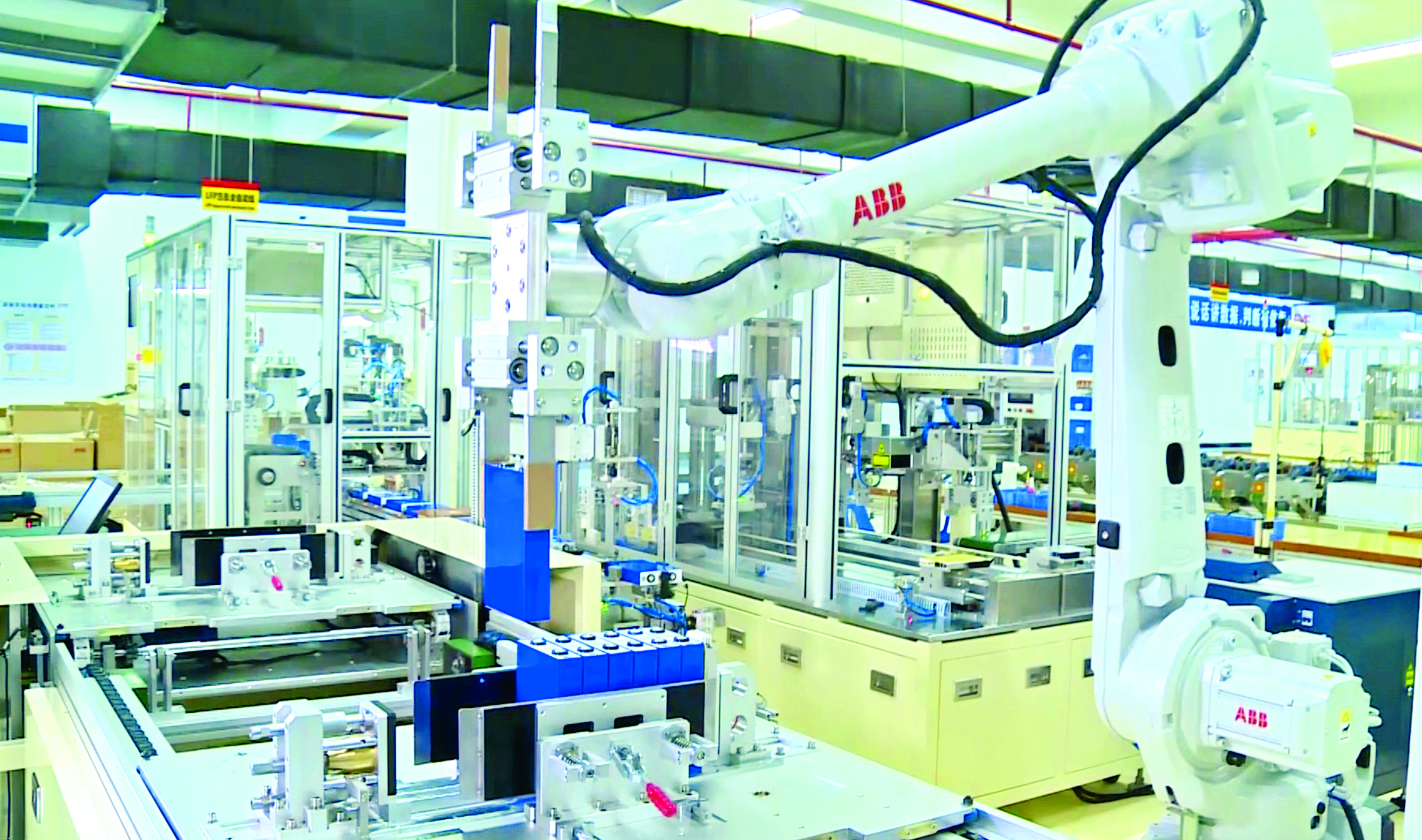     亿纬锂能生产车间。