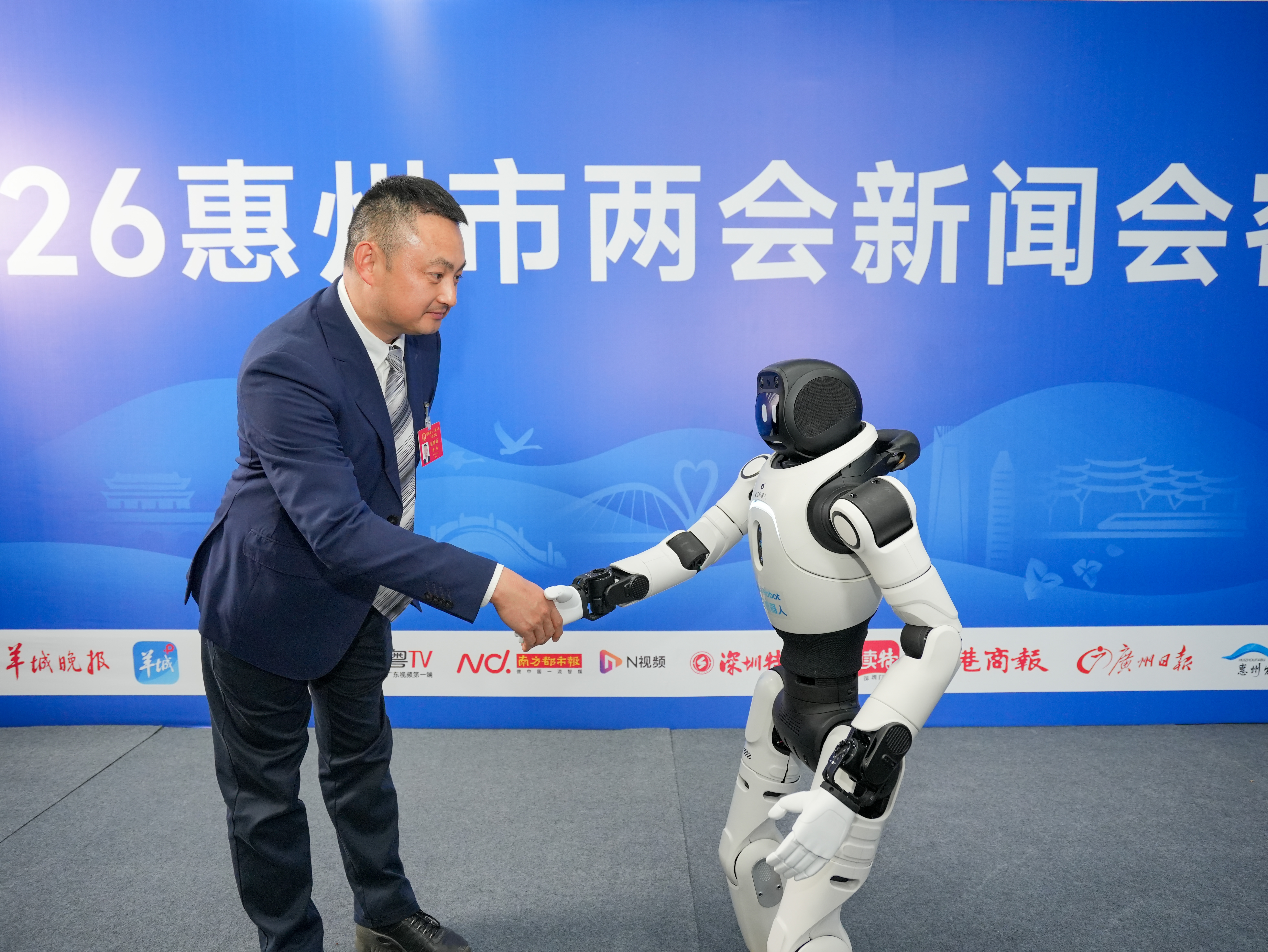 <p>    市人大代表陈林与市两会会场展示的机器人互动。    惠州日报记者汤渝杭 摄</p>