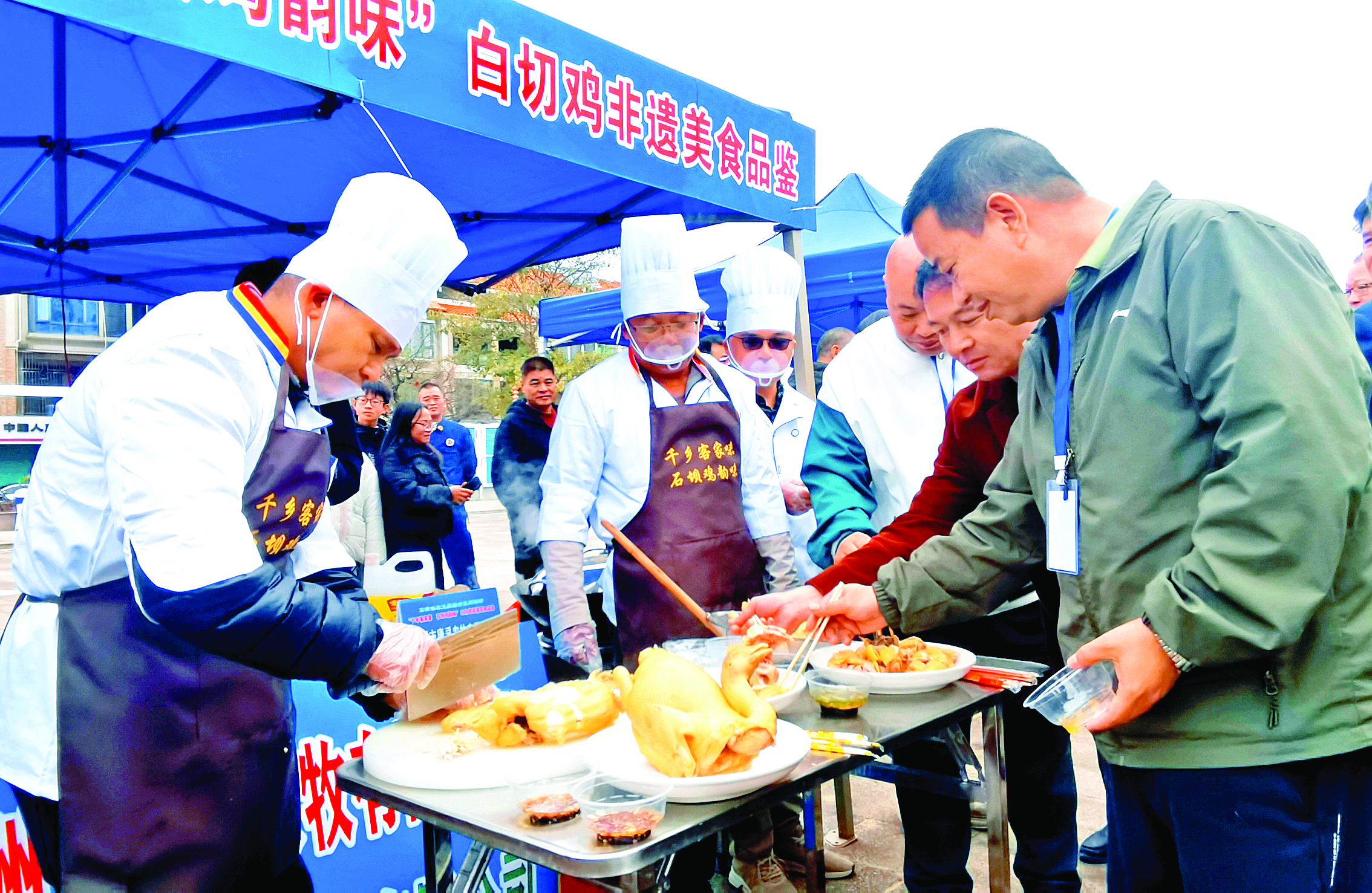     评委试吃白切鸡。