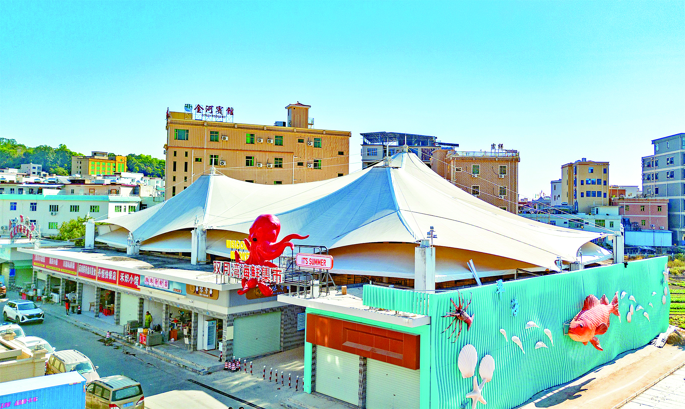     滨海风情示范主街。