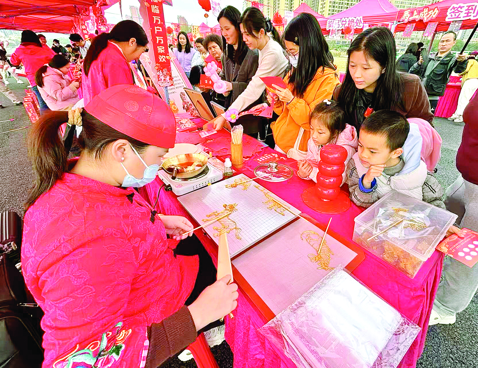     糖画“小马”跃然案板之上。惠州日报记者曾静妍 摄