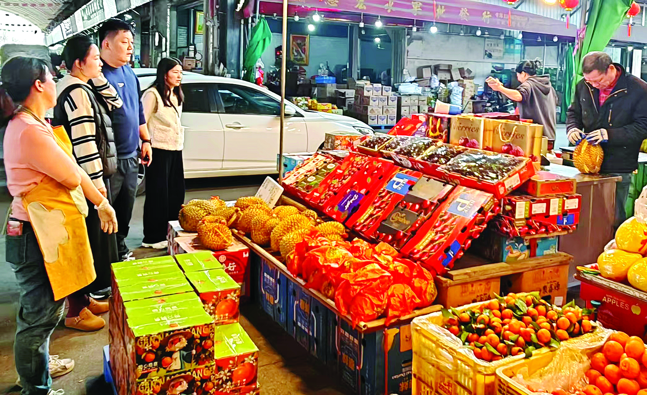     海吉星农贸批发市场，各类鲜果琳琅满目。