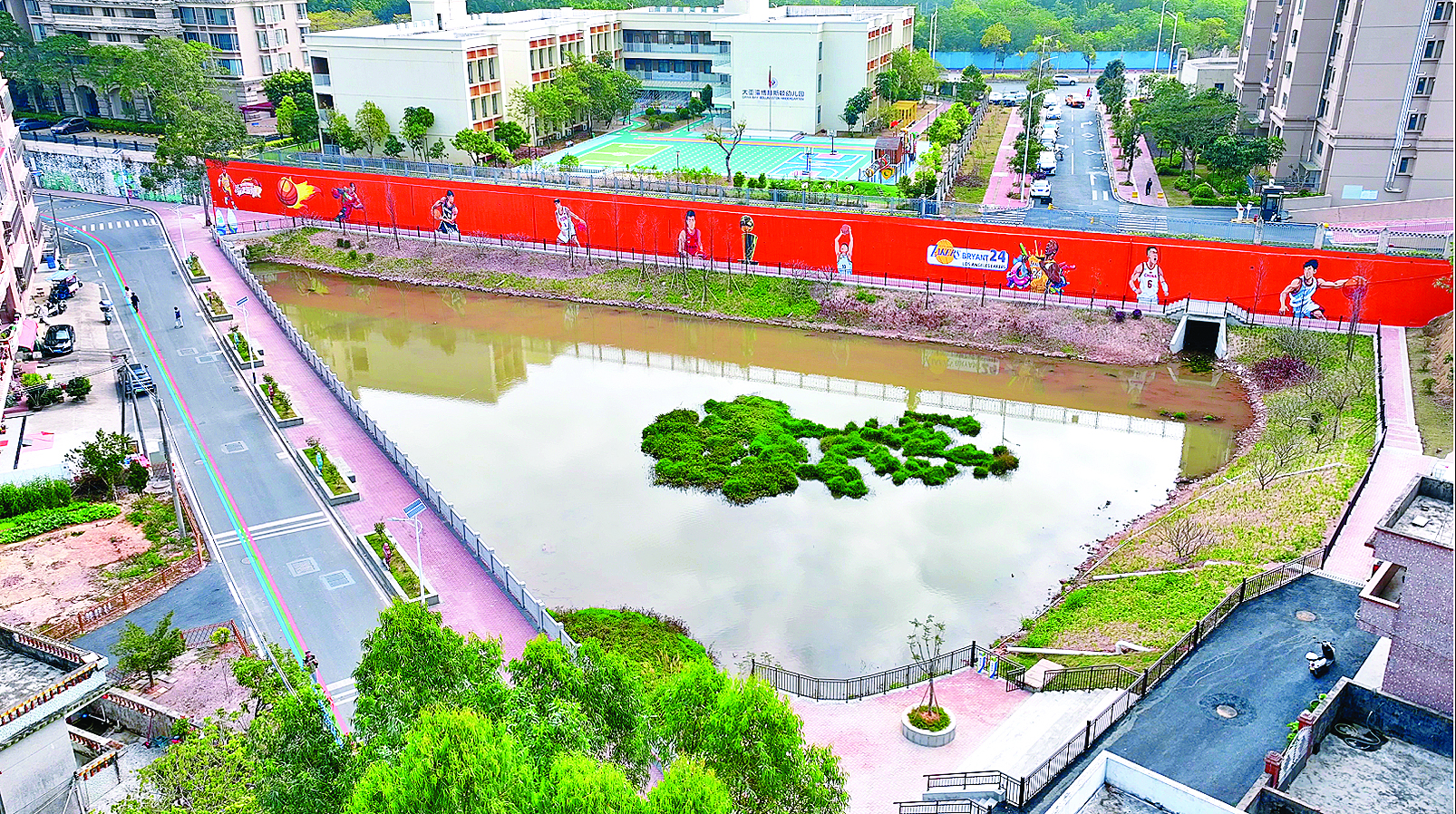     大涌村池塘及周边经过清淤、绿化和墙绘美化，变成风景宜人的亲水空间。