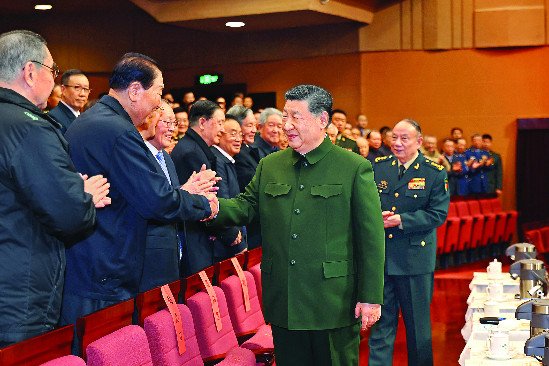     2月6日下午，中央军委慰问驻京部队老干部迎新春文艺演出在中国剧院举行。中共中央总书记、国家主席、中央军委主席习近平观看演出，向在座的军队老同志，向全军离退休老干部，致以节日问候和新春祝福。新华社发