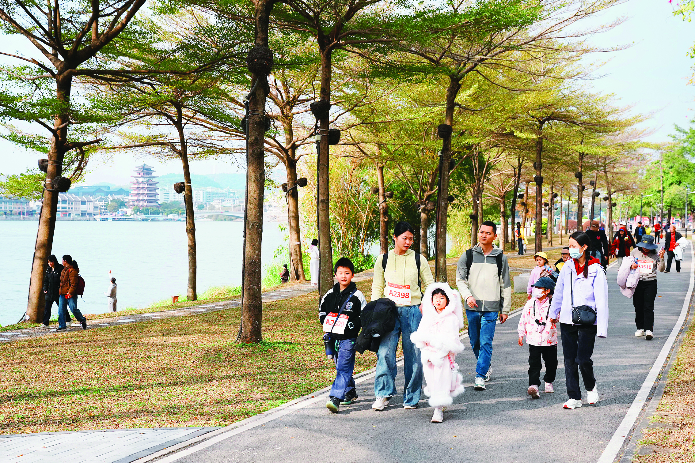     参与者沿着预设路线寻访东坡遗迹、畅游鹅城山水。