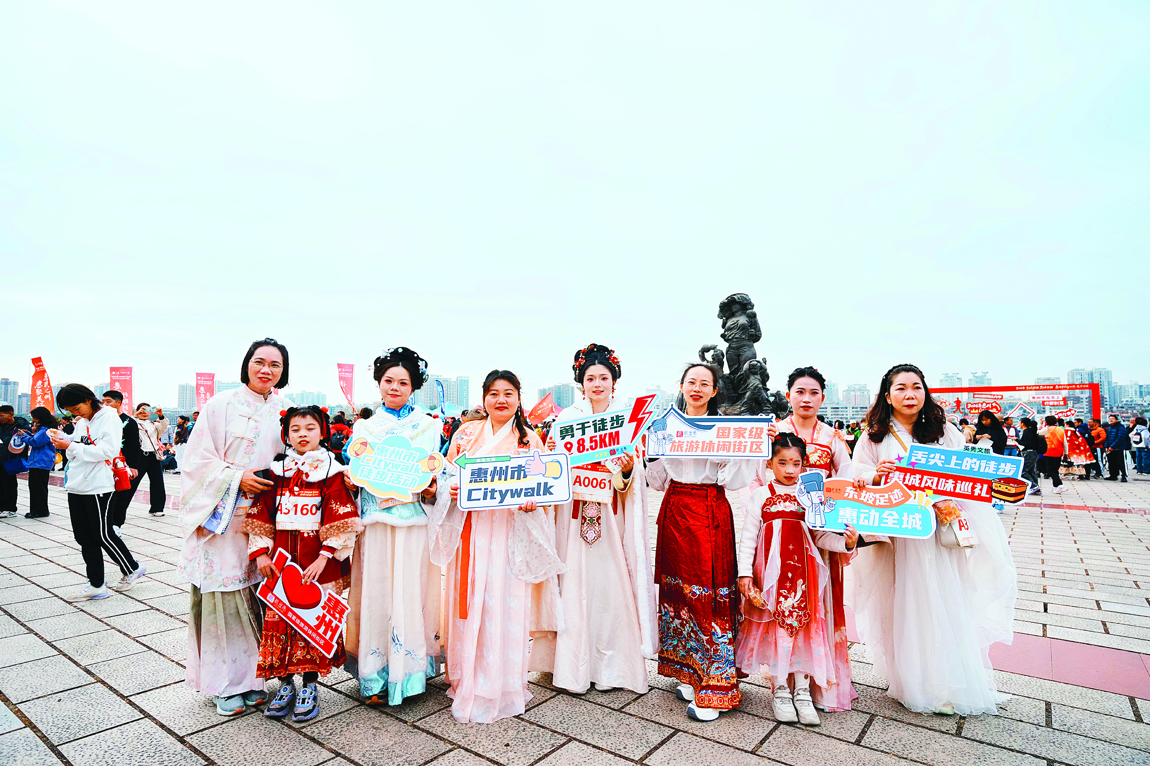     活动参与者沿着东坡足迹行走，沉浸式感受惠州自然生态与历史人文交融的独特魅力。本组图片 惠州日报记者钟畅新 周楠 叶丽莎 摄