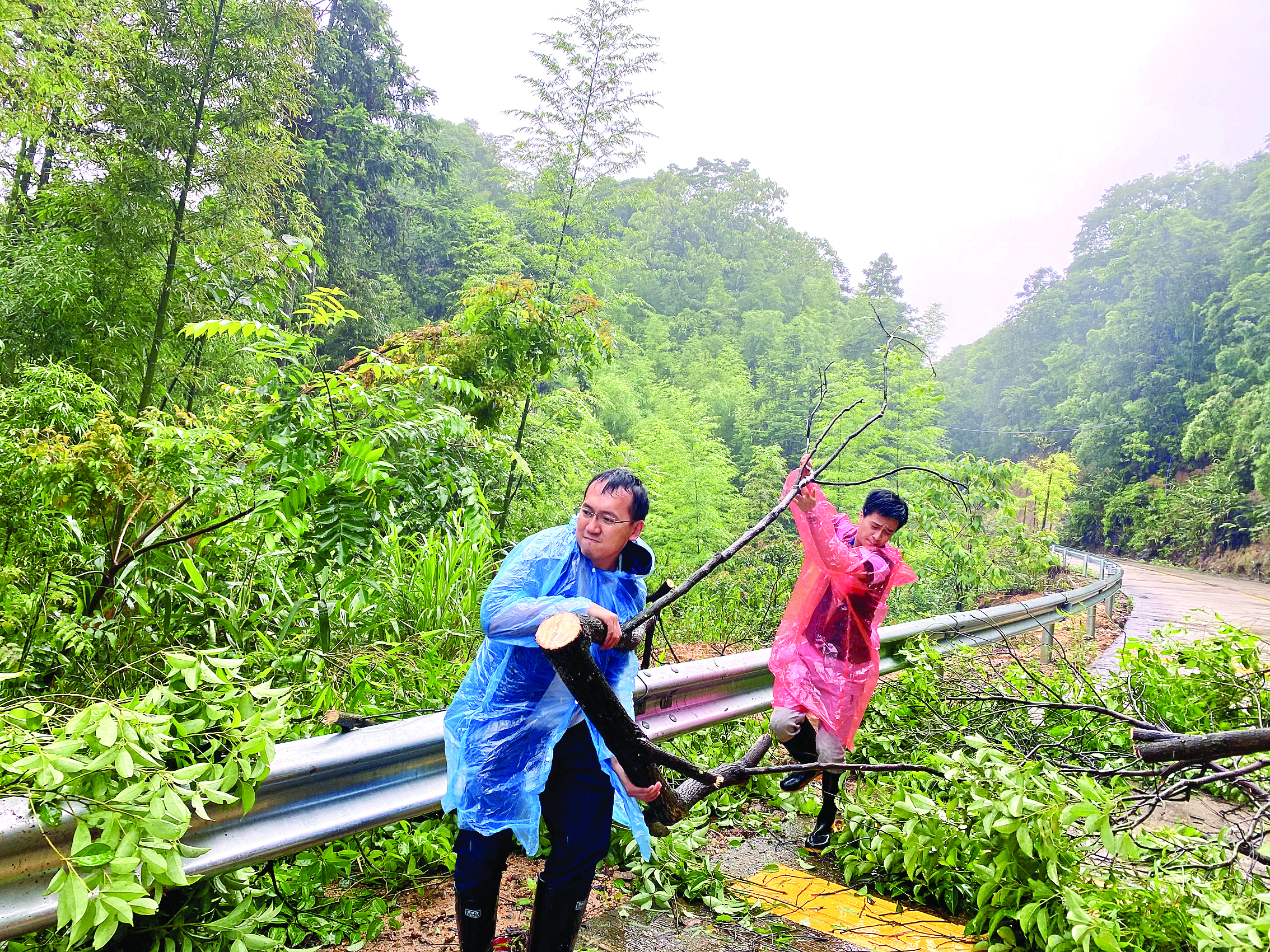 <p>    龙门县南昆山生态旅游区下坪社区党组织书记储备人选在抢险疏通道路。</p>