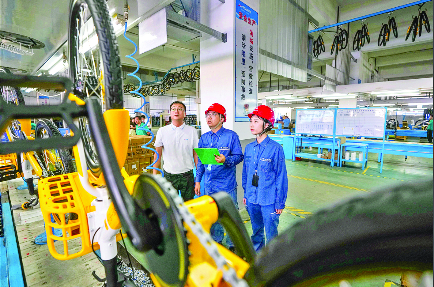 <p>    惠州供电局“全能型”客户经理为企业量身定制供电方案。</p>