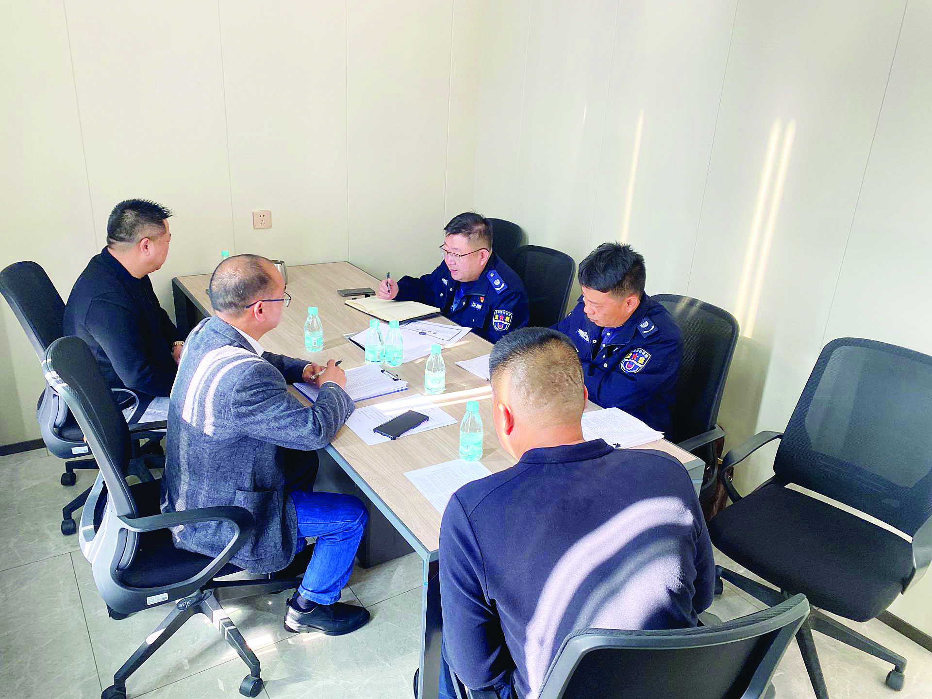     工作人员到企业协调劳资纠纷。