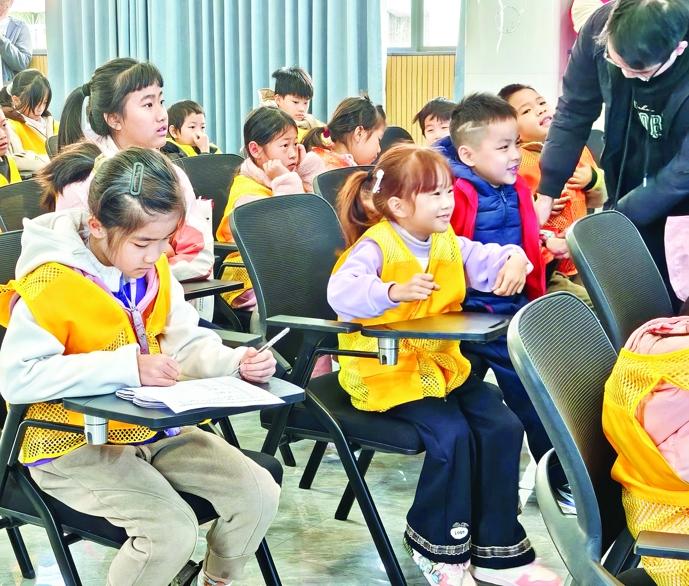     孩子们在志愿者老师的辅导下上课。