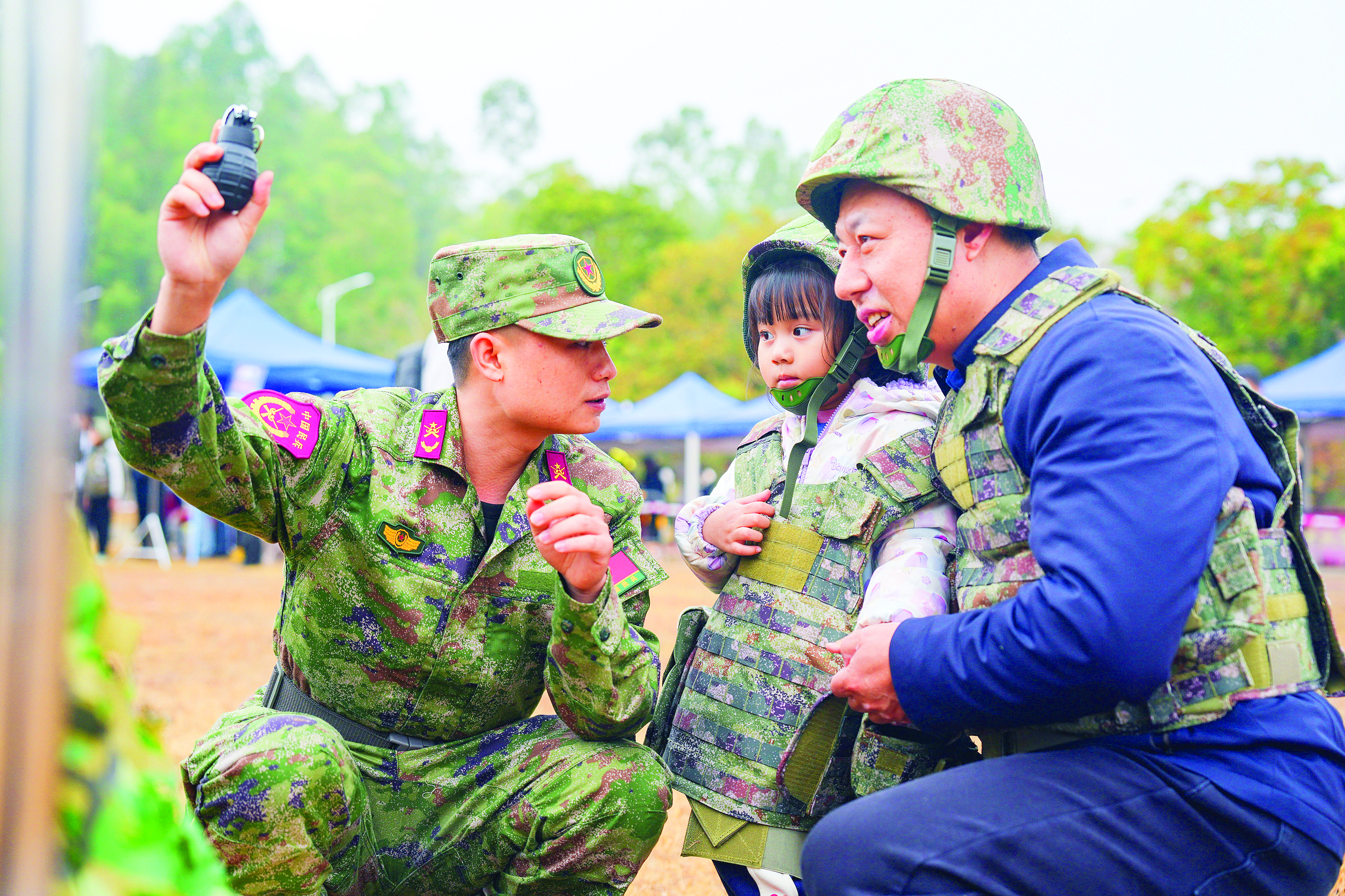     教官在为参与活动的学生及家长讲解投弹要领。