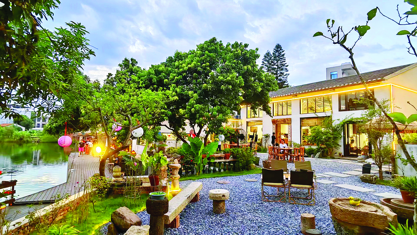     新光村内由旧庭院改造成的“村咖“穗月森晴。