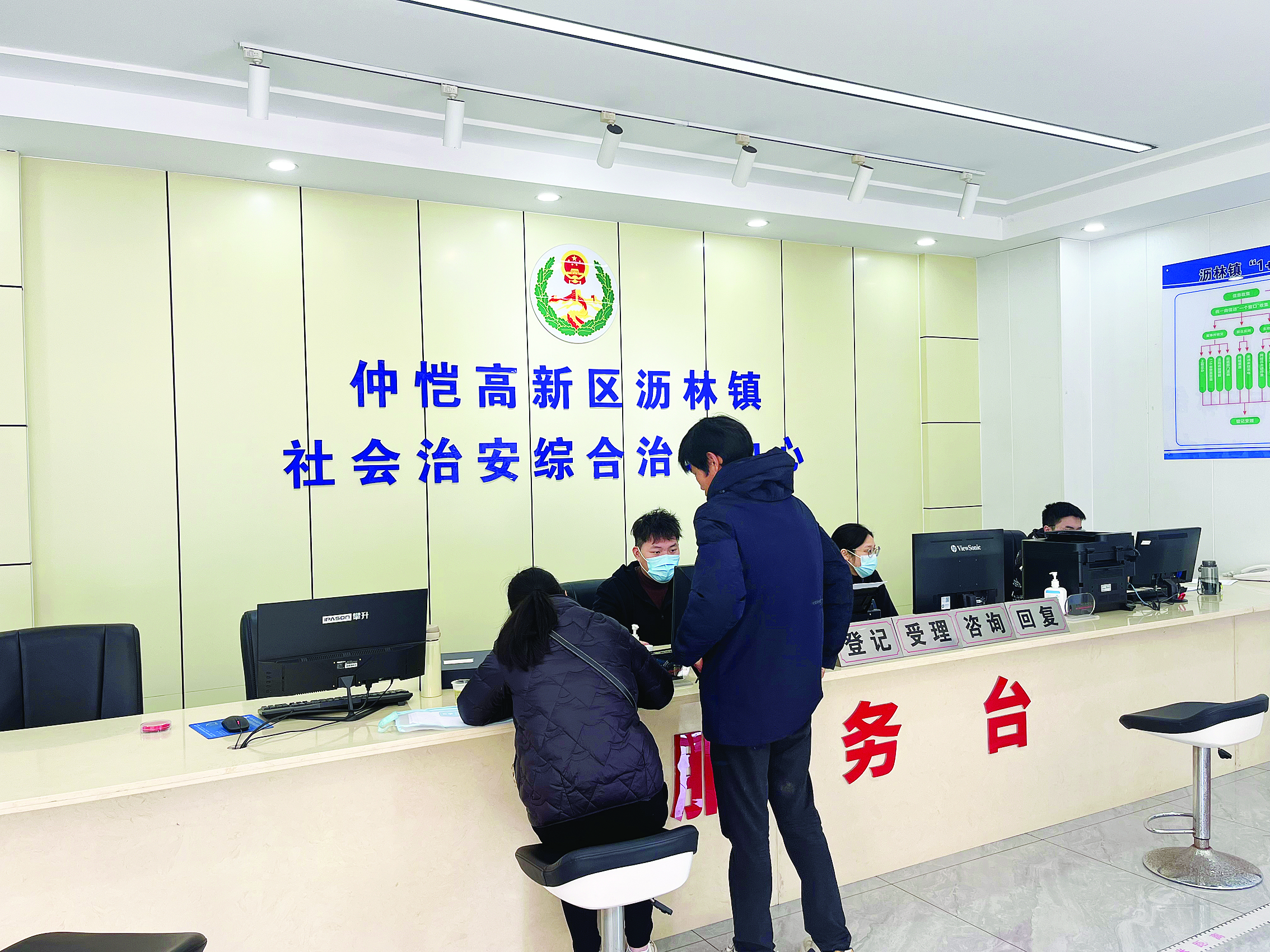     遇到矛盾纠纷时，群众前往沥林镇综治中心寻求调解和帮助。