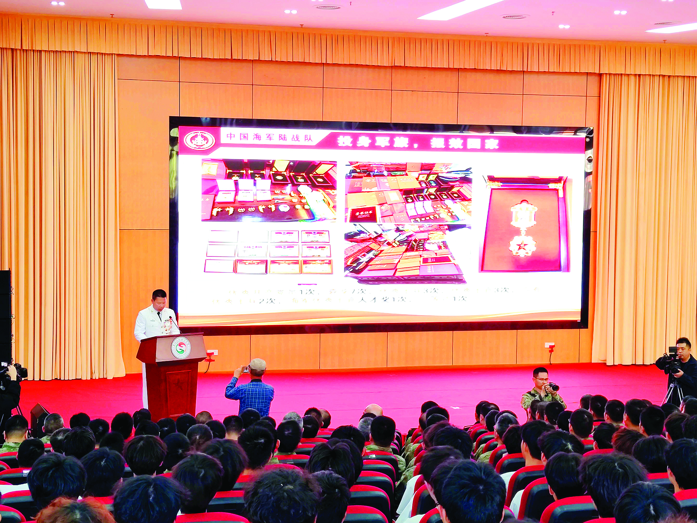     优秀退役士兵代表颜雪飞讲述扎根军营建功立业的故事，激励更多有志青年参军入伍。