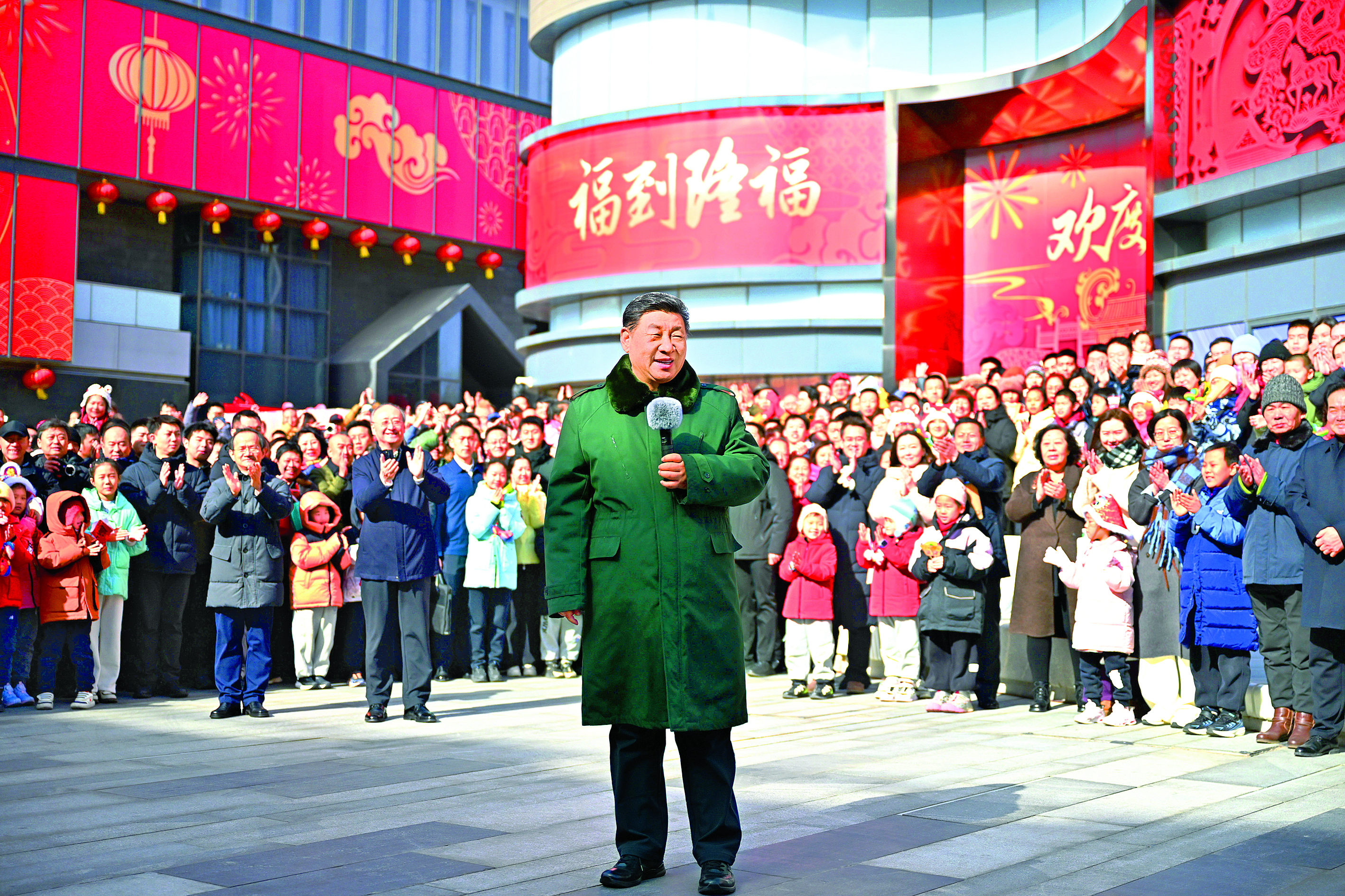     2月9日至10日，中共中央总书记、国家主席、中央军委主席习近平在北京考察并看望慰问基层干部群众。这是10日上午，习近平在东城区隆福寺街区考察时，向全国各族人民和香港同胞、澳门同胞、台湾同胞、海外侨胞致以美好的新春祝福。    新华社发