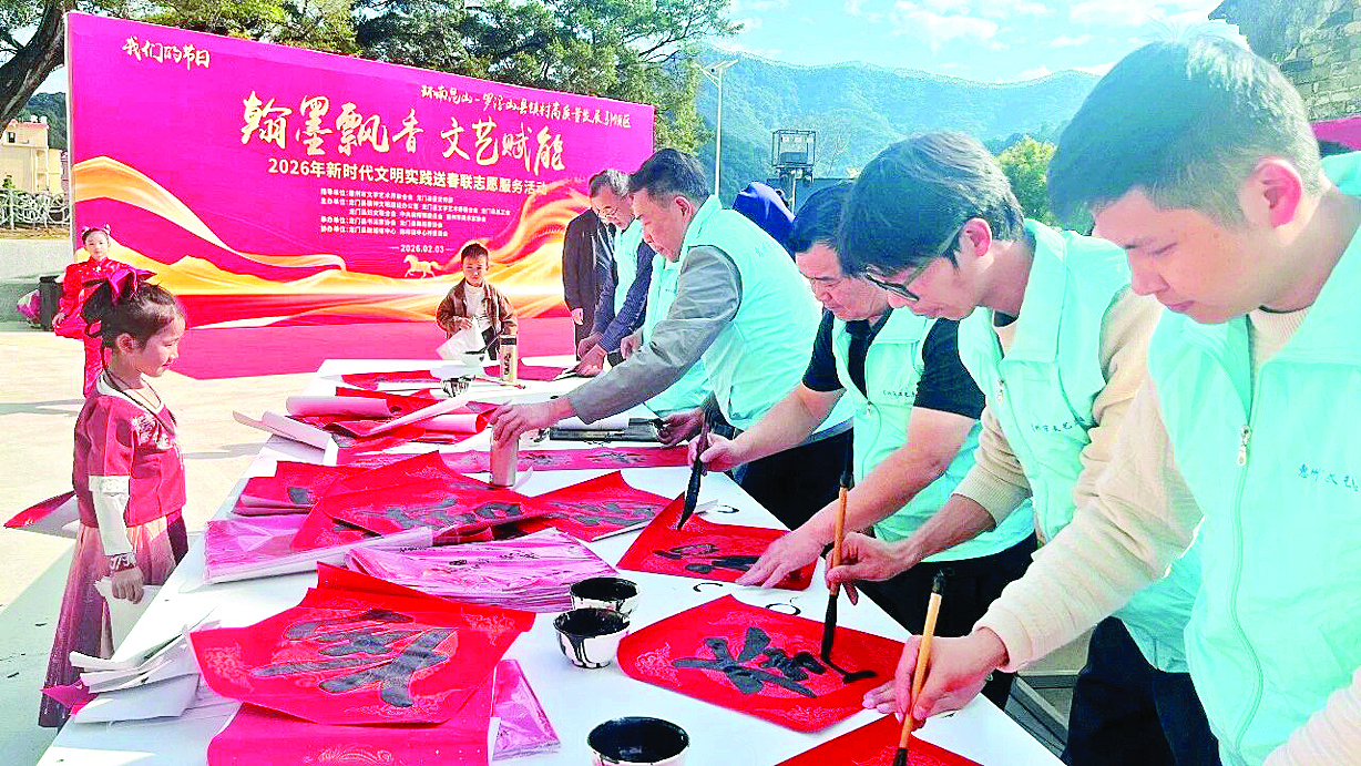     书法家们现场挥墨，写下对美好生活的祝愿。惠州日报记者黄宇翔 通讯员龙融心 摄