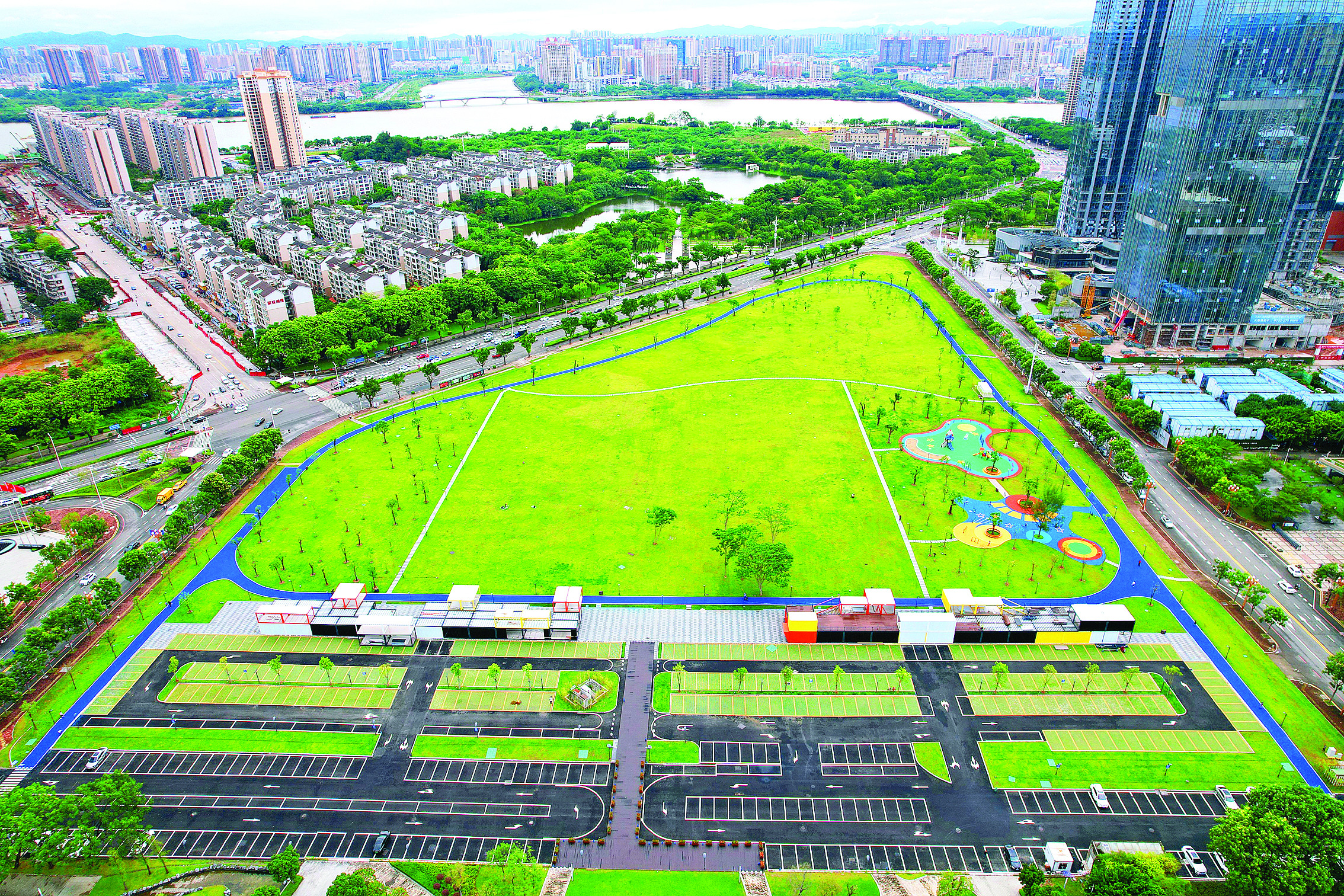     市民乐园二期停车场提供停车位453个，缓解了该片区“停车难”问题。