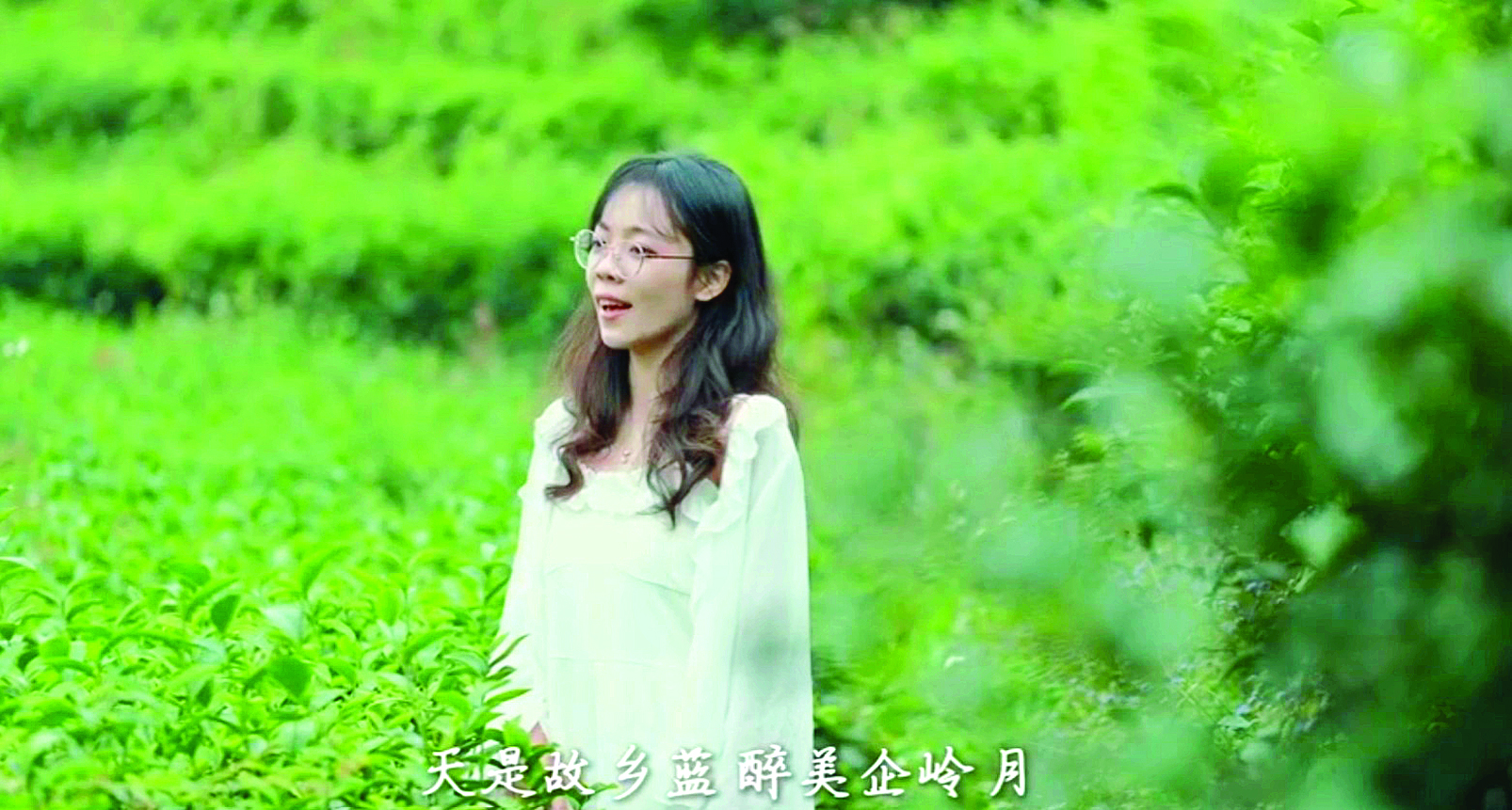     歌唱者田小瑶。（翻拍）    惠州日报记者刘乙端 摄