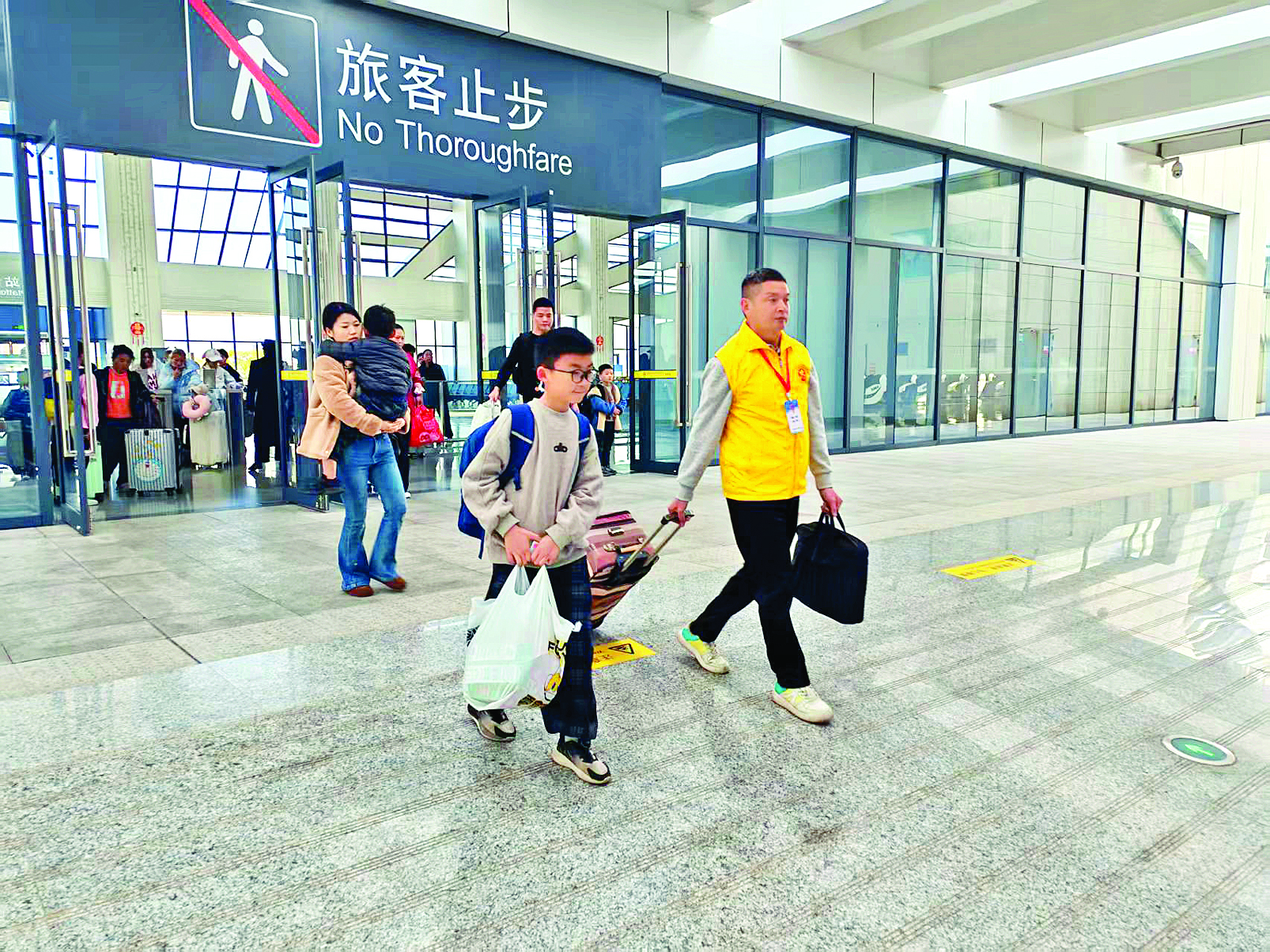     志愿者服务乘客。