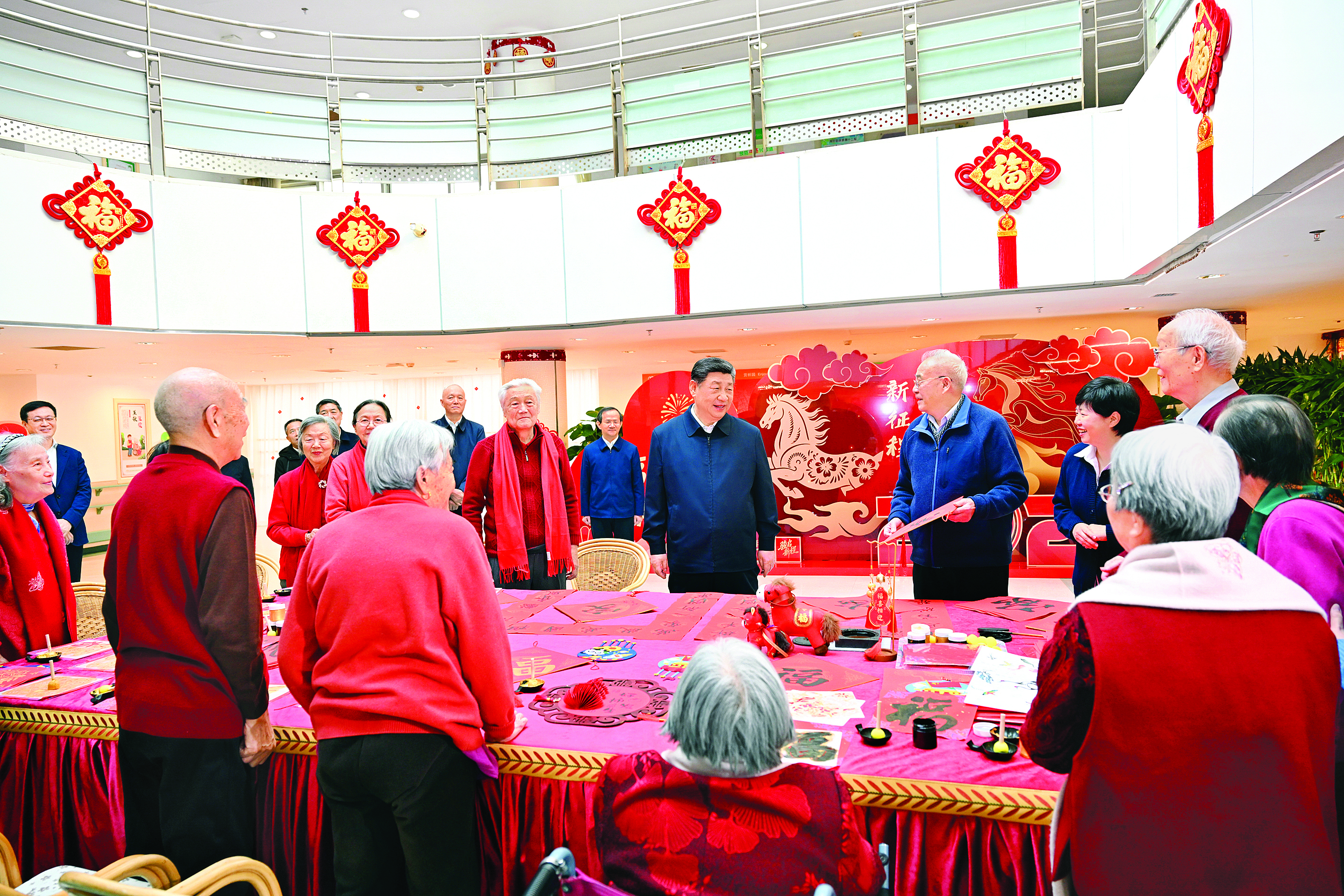     2月9日至10日，中共中央总书记、国家主席、中央军委主席习近平在北京考察并看望慰问基层干部群众。这是10日上午，习近平在西城区“吾老·新街”养老服务街区银龄老年公寓考察时，同老人们亲切交流。    新华社发