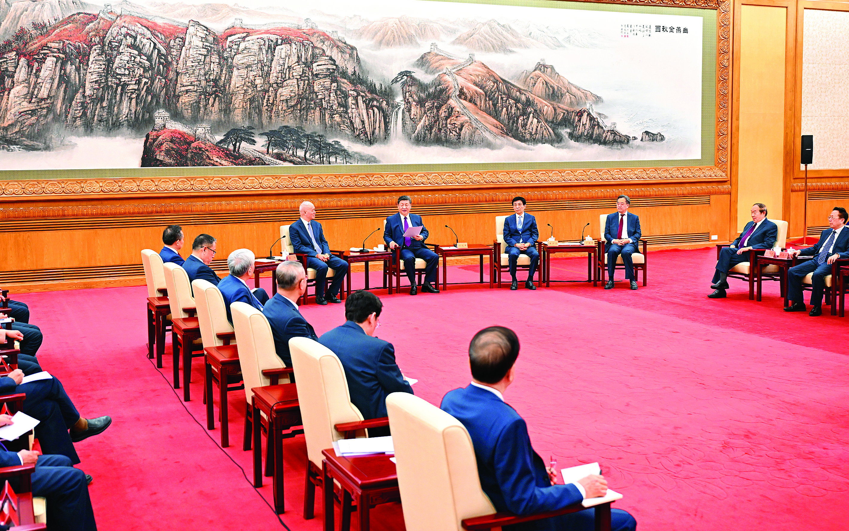     2月11日，习近平、王沪宁、蔡奇、丁薛祥等在北京人民大会堂同党外人士欢聚一堂，共迎佳节。新华社发