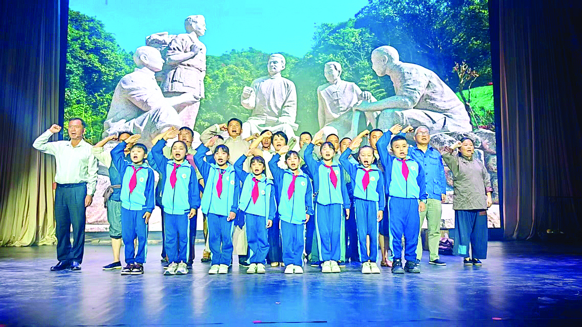     《信仰·忠诚》红色情景剧中，学生向先烈致敬。