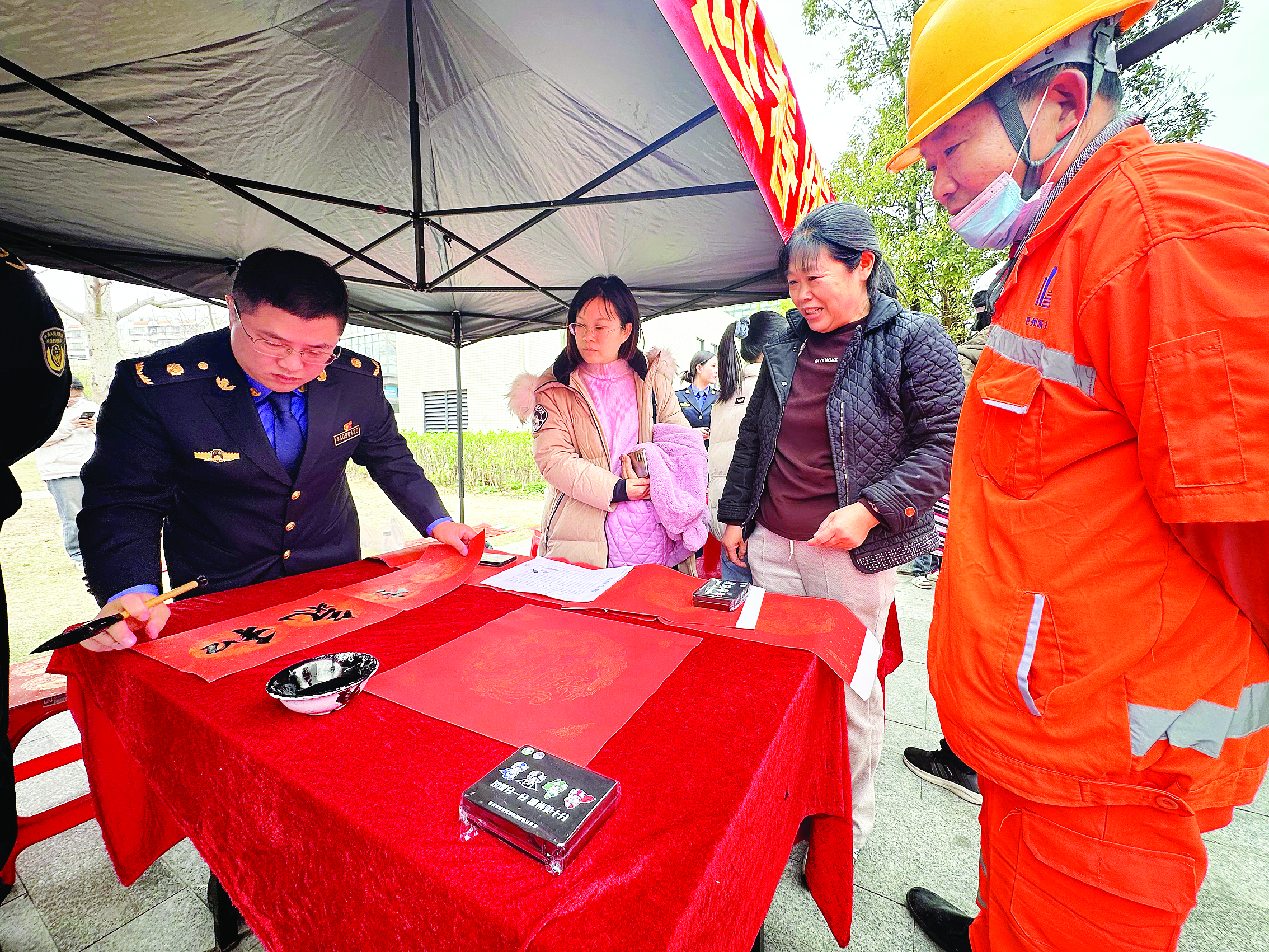     城管工作者为市民写春联。