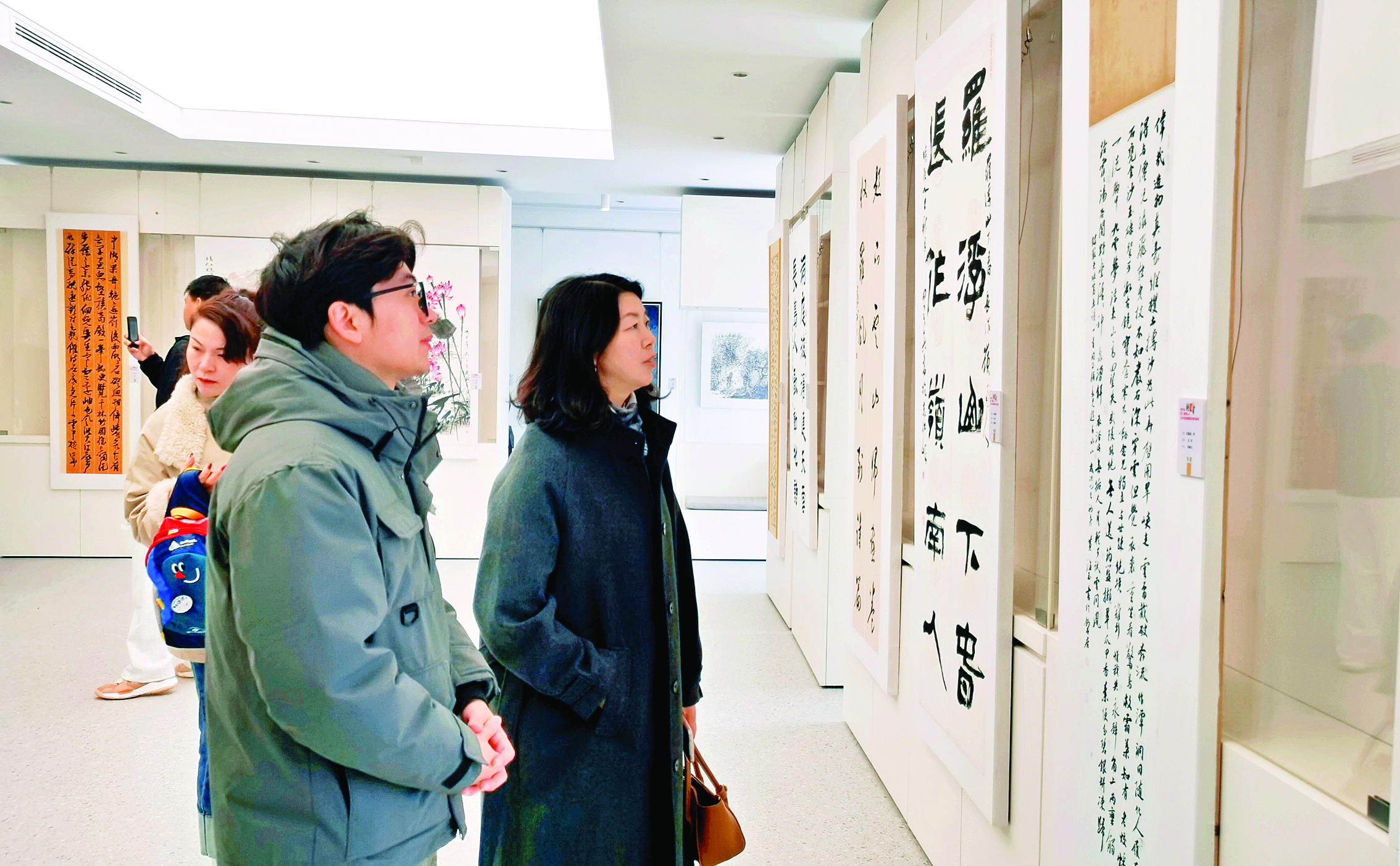     市民参观艺术作品展。惠州日报记者朱丽婷 摄