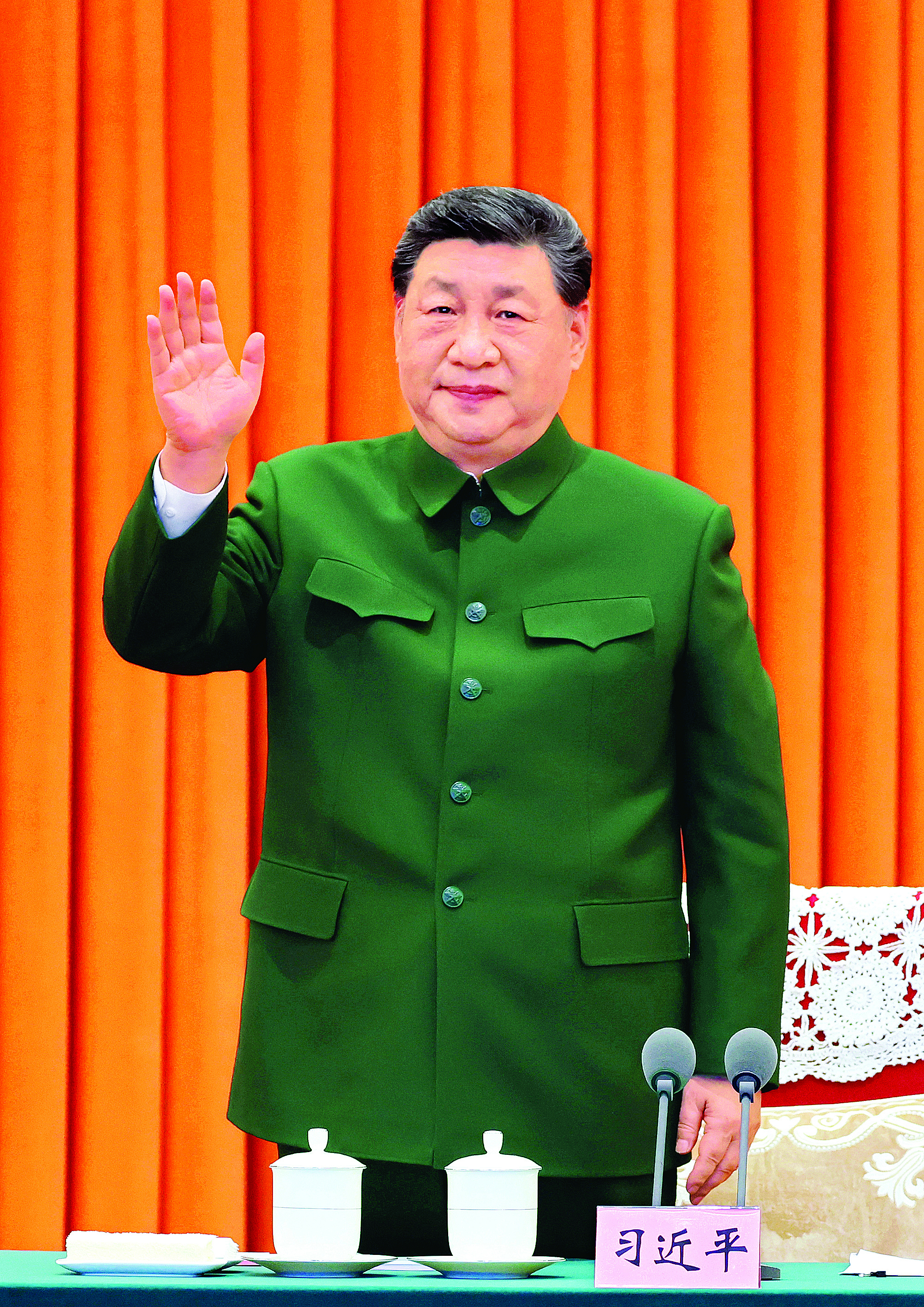     2月10日，中共中央总书记、国家主席、中央军委主席习近平在北京八一大楼以视频方式检查全军战备值班和执行任务情况，亲切慰问有关部队，代表党中央和中央军委，向全体人民解放军指战员、武警部队官兵、军队文职人员、预备役人员和民兵致以诚挚问候和新春祝福。这是习近平向官兵挥手致意。新华社发