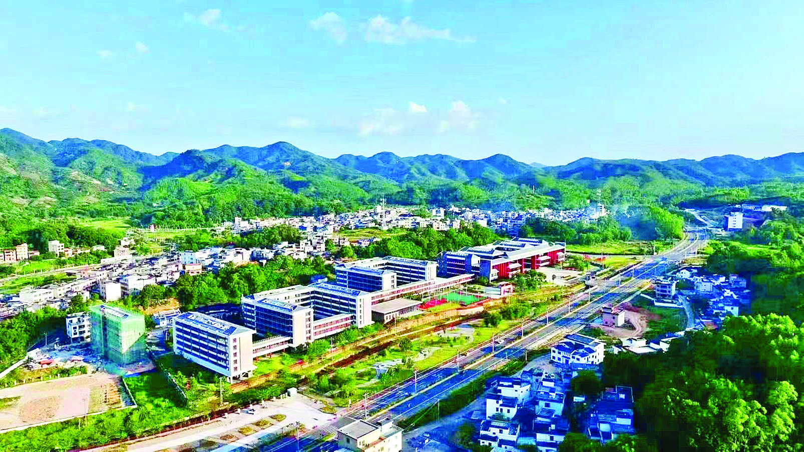     广东东江干部学院航拍图。