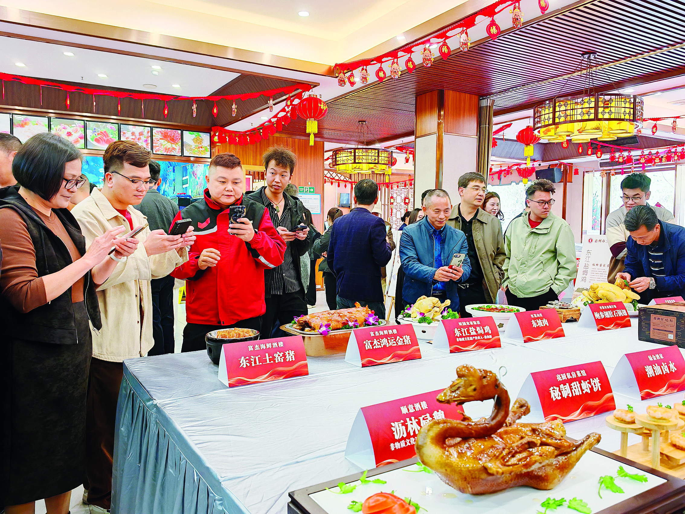     活动现场设置了惠州市星级粤菜师傅成果展示区，东江盐焗鸡、东江土窑猪、东坡肉等地道东江菜摆盘精致。