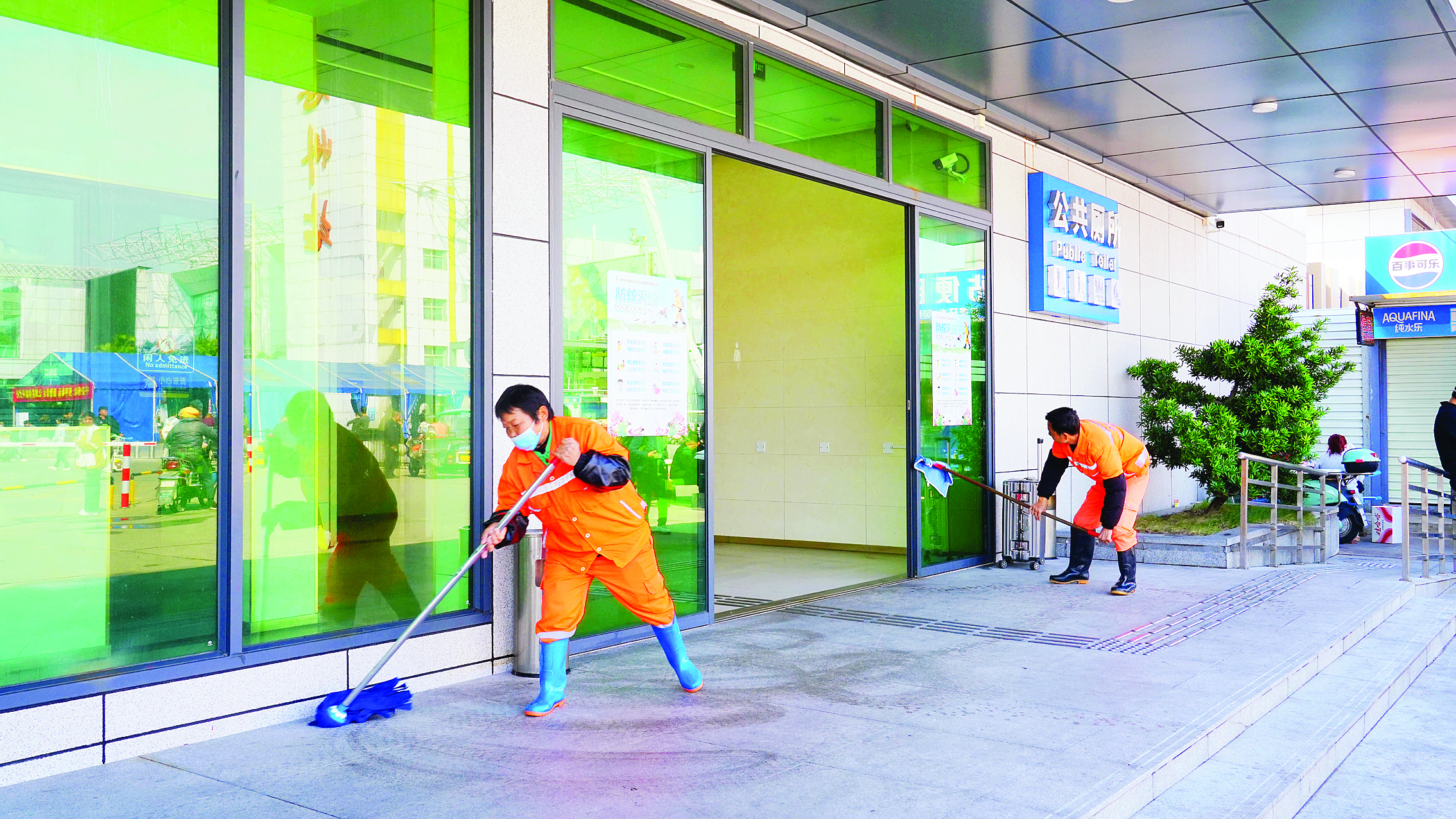     在惠州火车站附近，环卫工人正在打扫卫生。惠州日报记者肖泓 摄