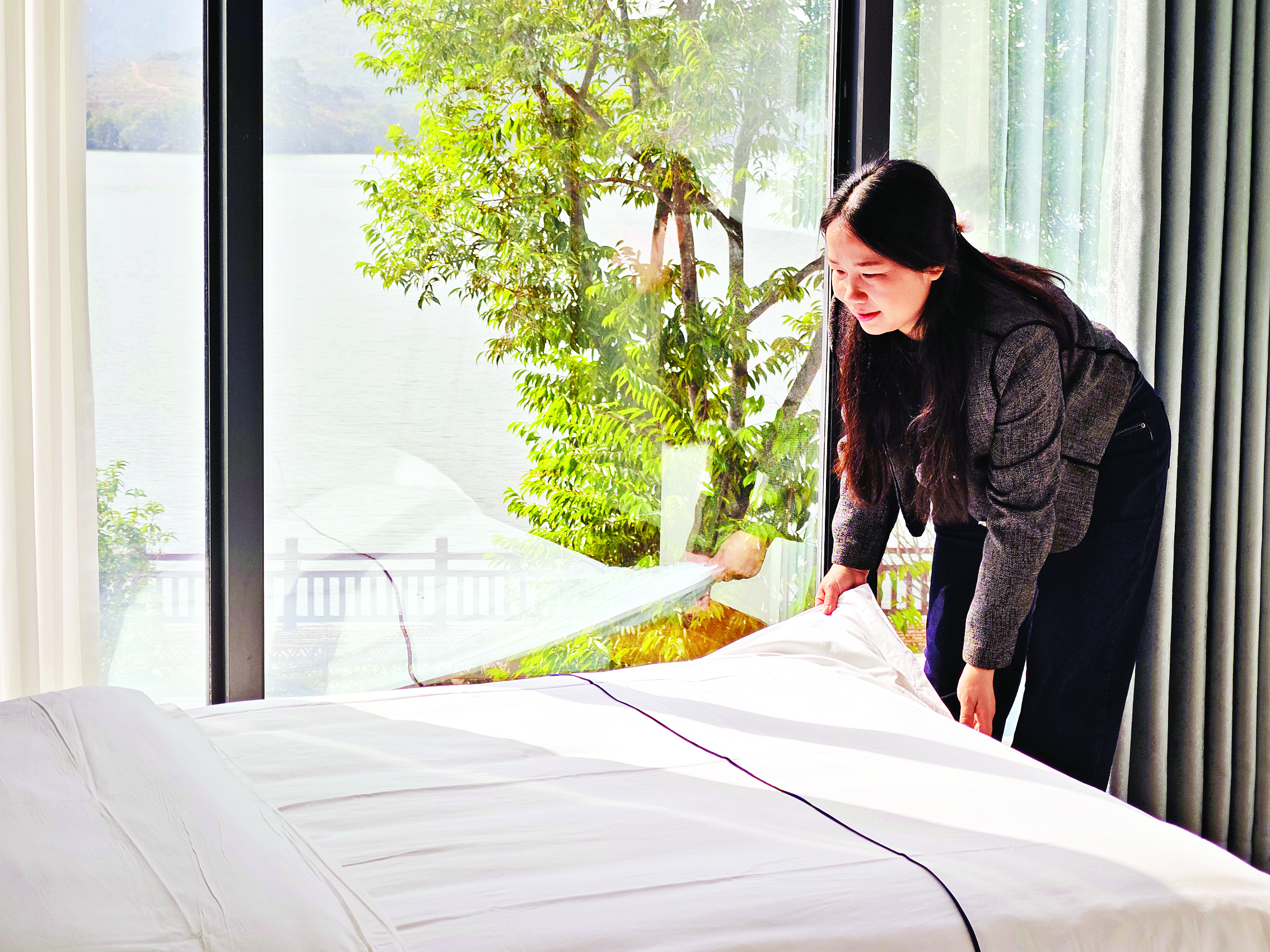     喻肖荣在整理民宿的客房。