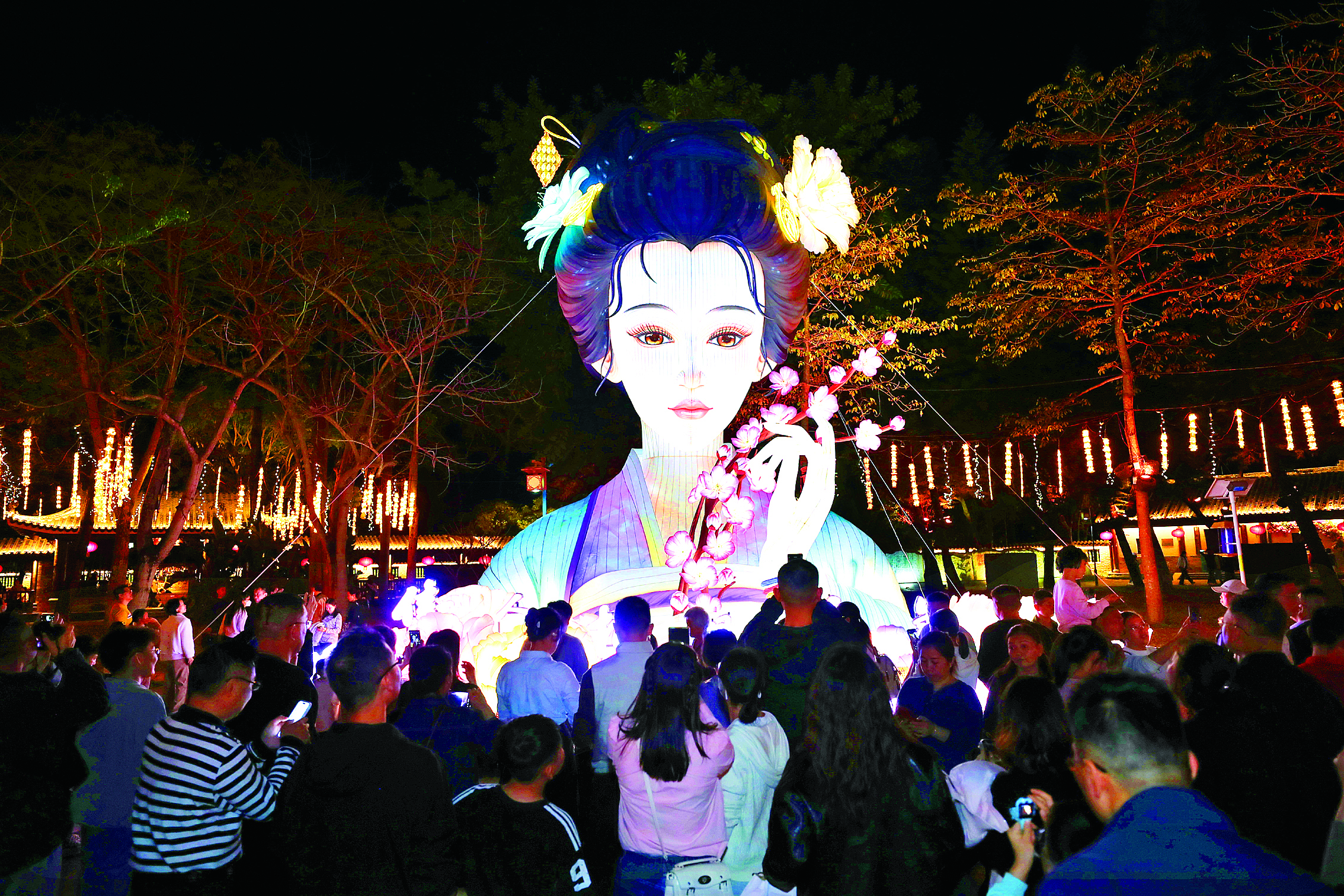     《佳人相见一千年》灯组通过灯光技术打造王朝云光彩夺目的靓丽形象。