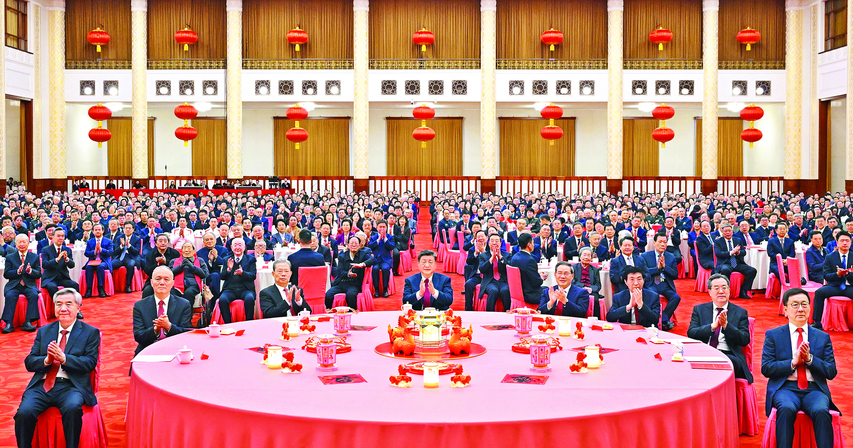     2月14日，中共中央、国务院在北京人民大会堂举行2026年春节团拜会。党和国家领导人习近平、李强、赵乐际、王沪宁、蔡奇、丁薛祥、李希、韩正等同首都各界人士欢聚一堂、共迎佳节。新华社发