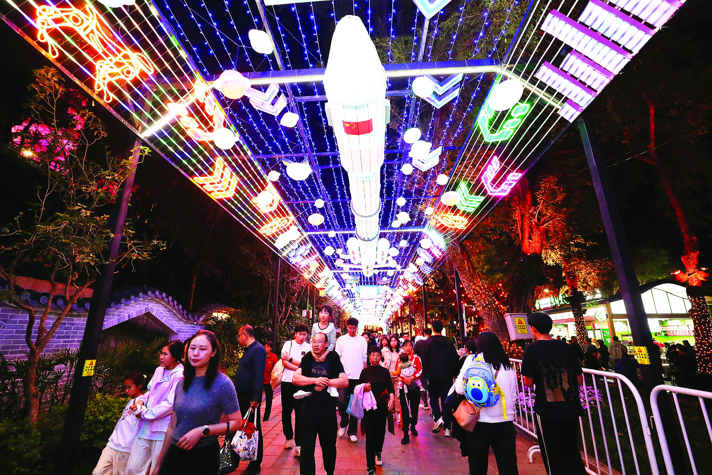     《未来已来》灯组采用流线型设计与冷色调光影，打造极具科技感的空间。