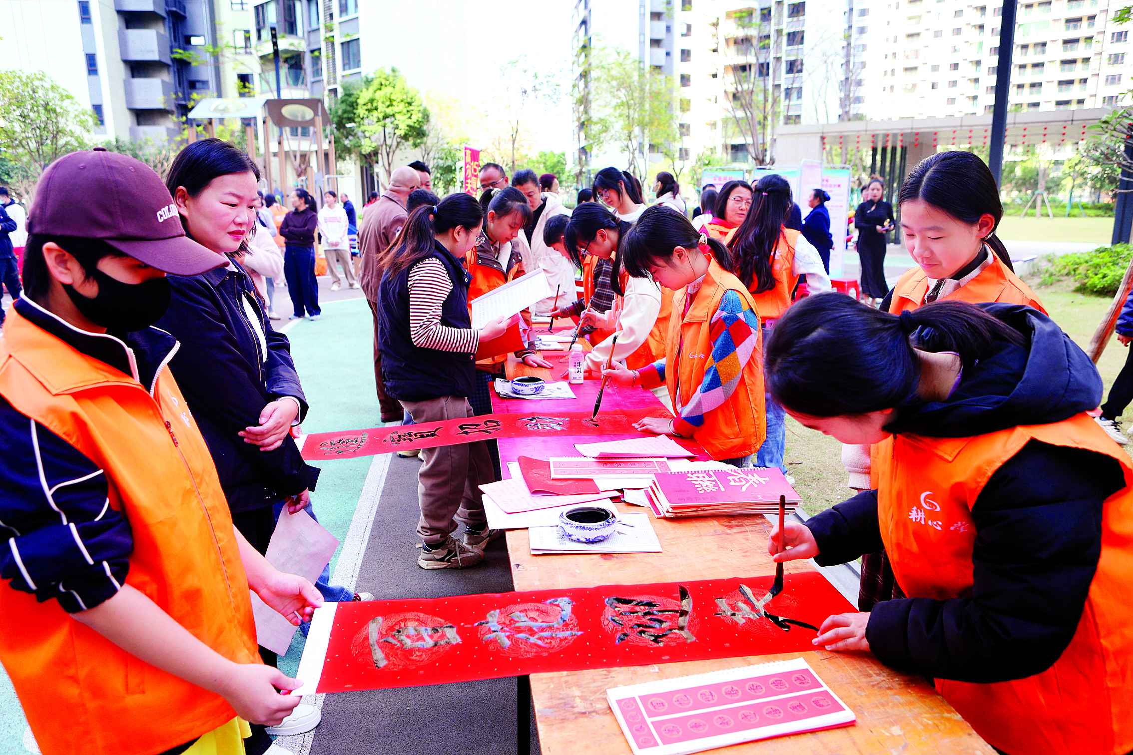     志愿者为居民写春联，送祝福。惠州日报记者钟畅新 摄